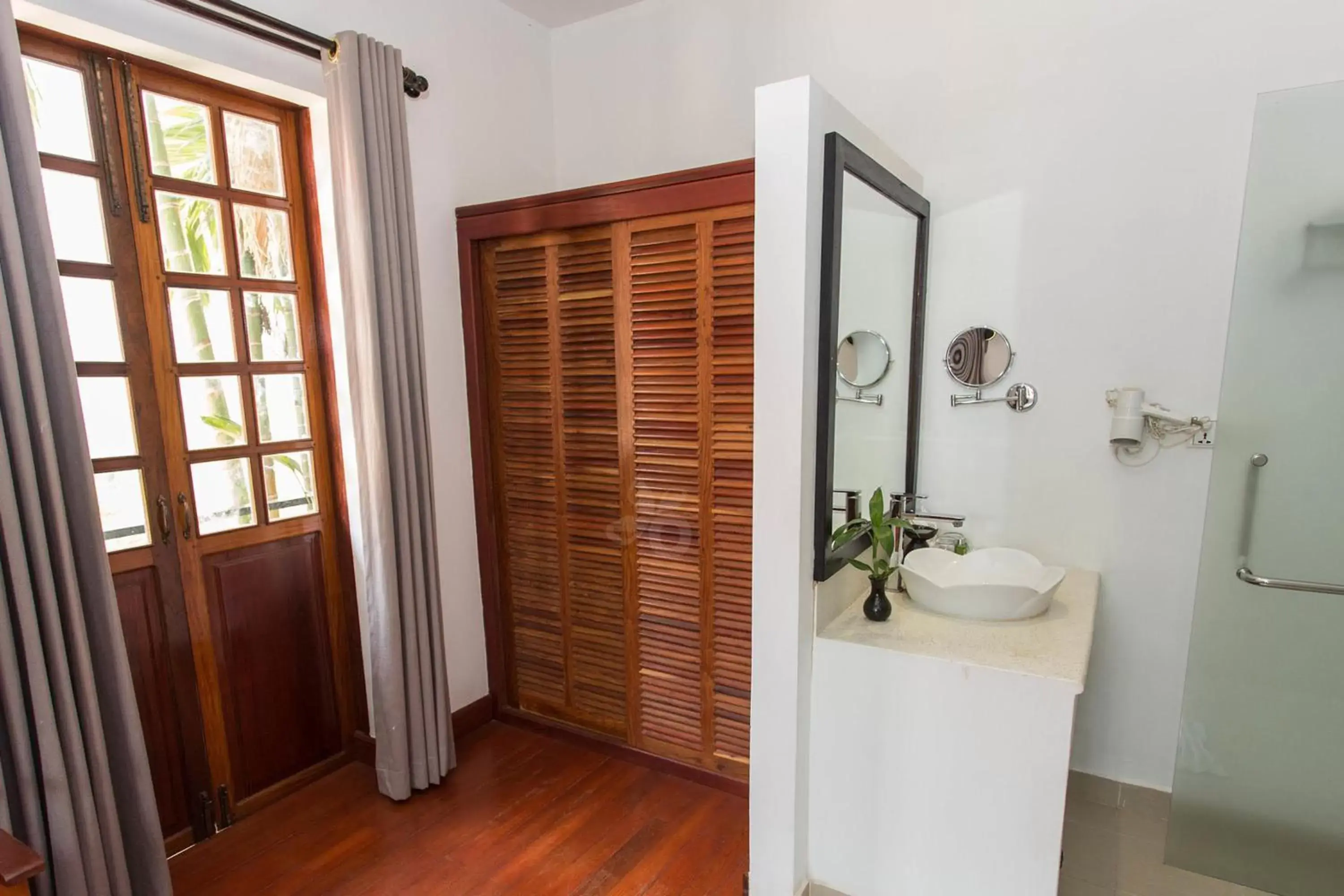 Balcony/Terrace, Bathroom in Apsara Centrepole Hotel