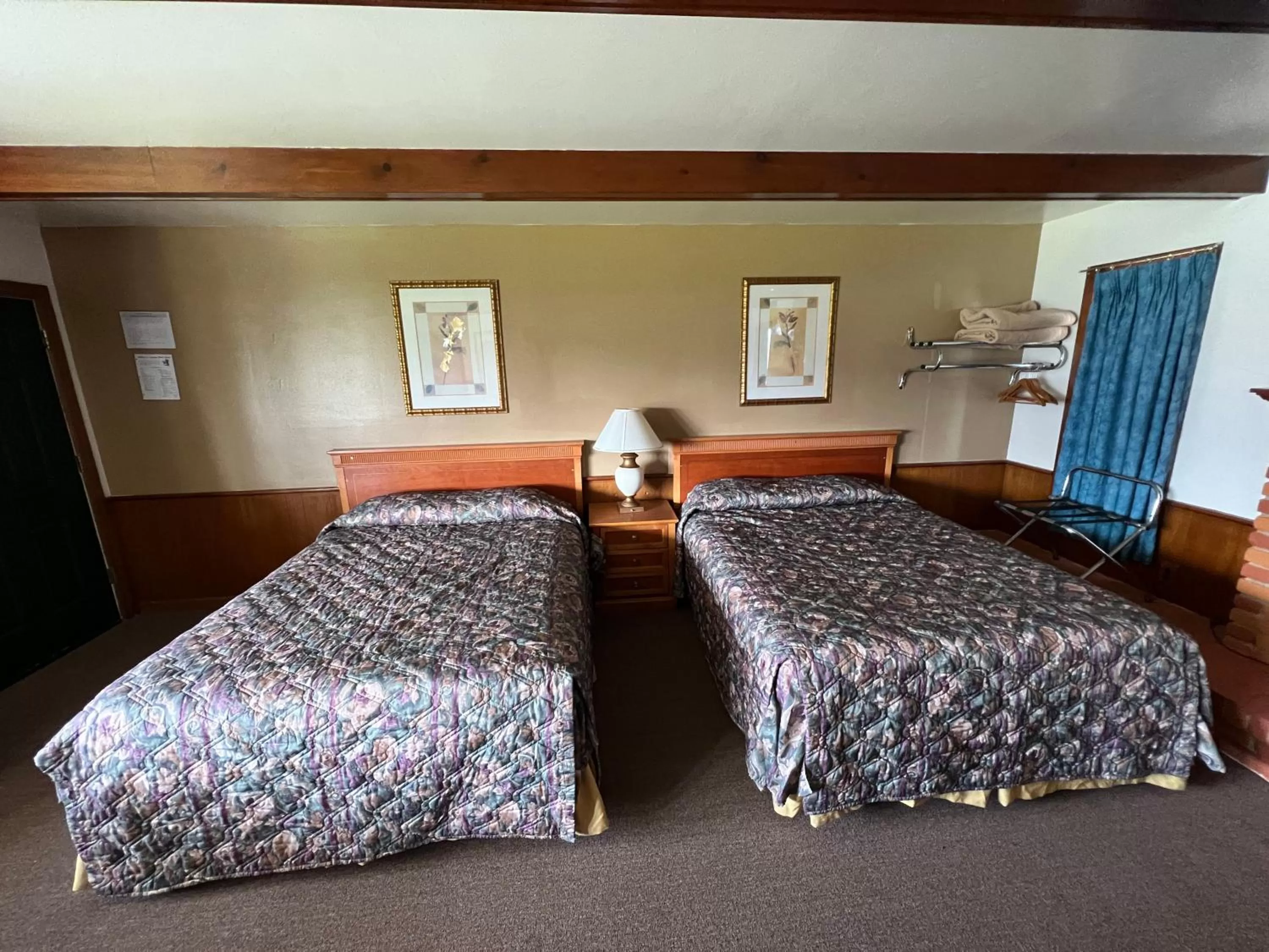 Bedroom in Spinning Wheel Motel