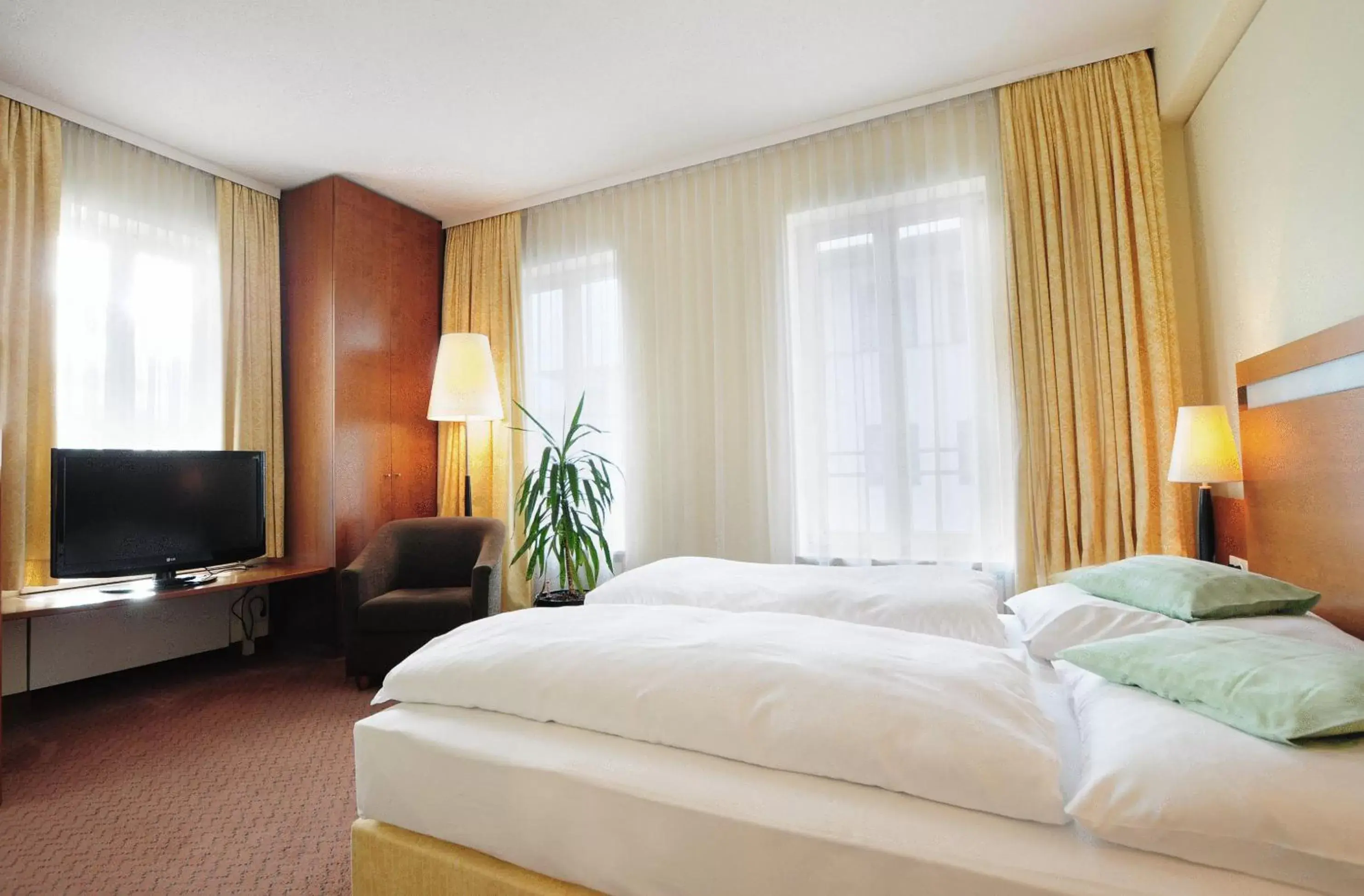 Photo of the whole room, Bed in Hansa Apart-Hotel Regensburg