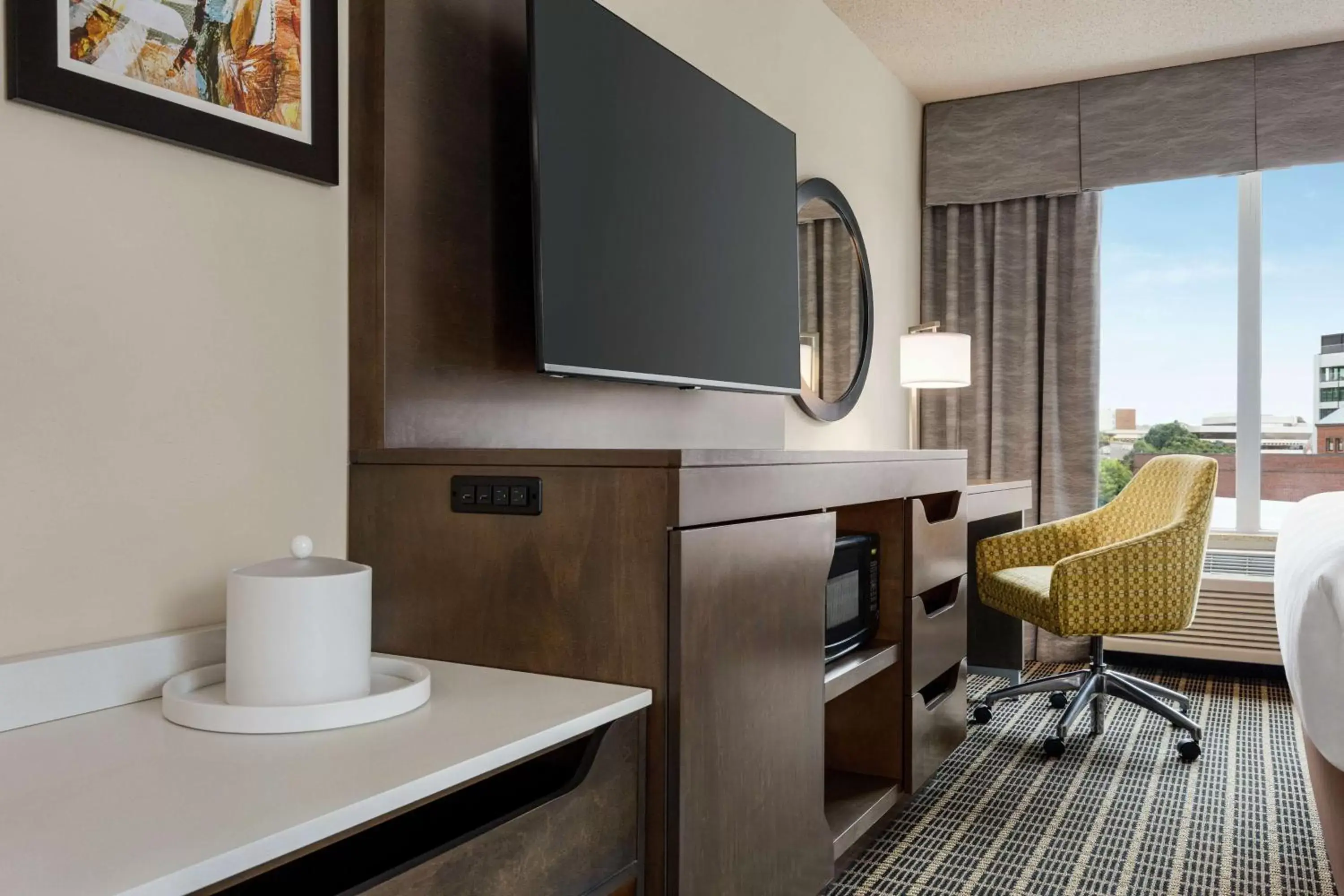 Bedroom, TV/Entertainment Center in Hampton Inn & Suites Greenville-Downtown-Riverplace