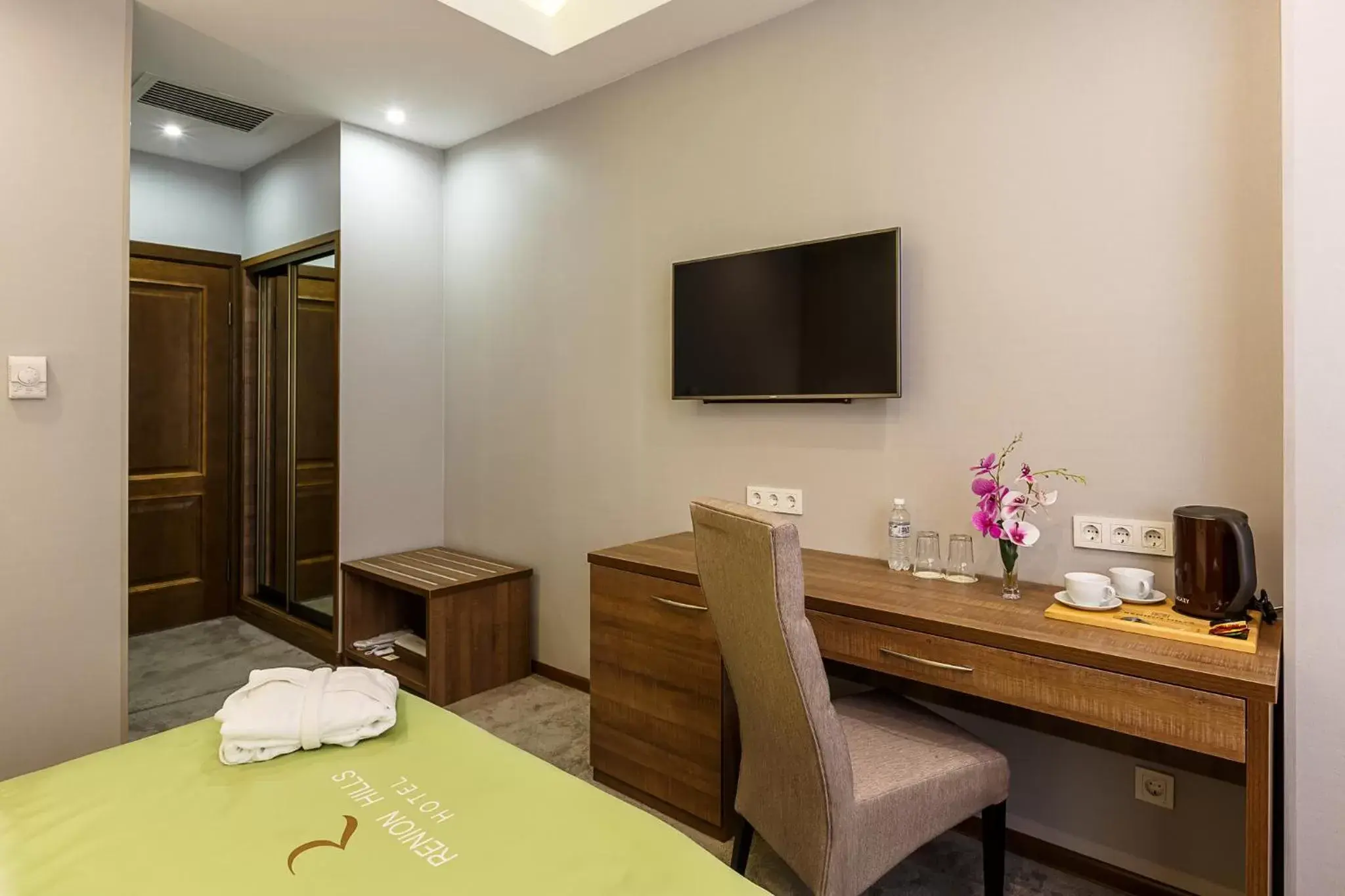 TV and multimedia, TV/Entertainment Center in Renion Hills Hotel