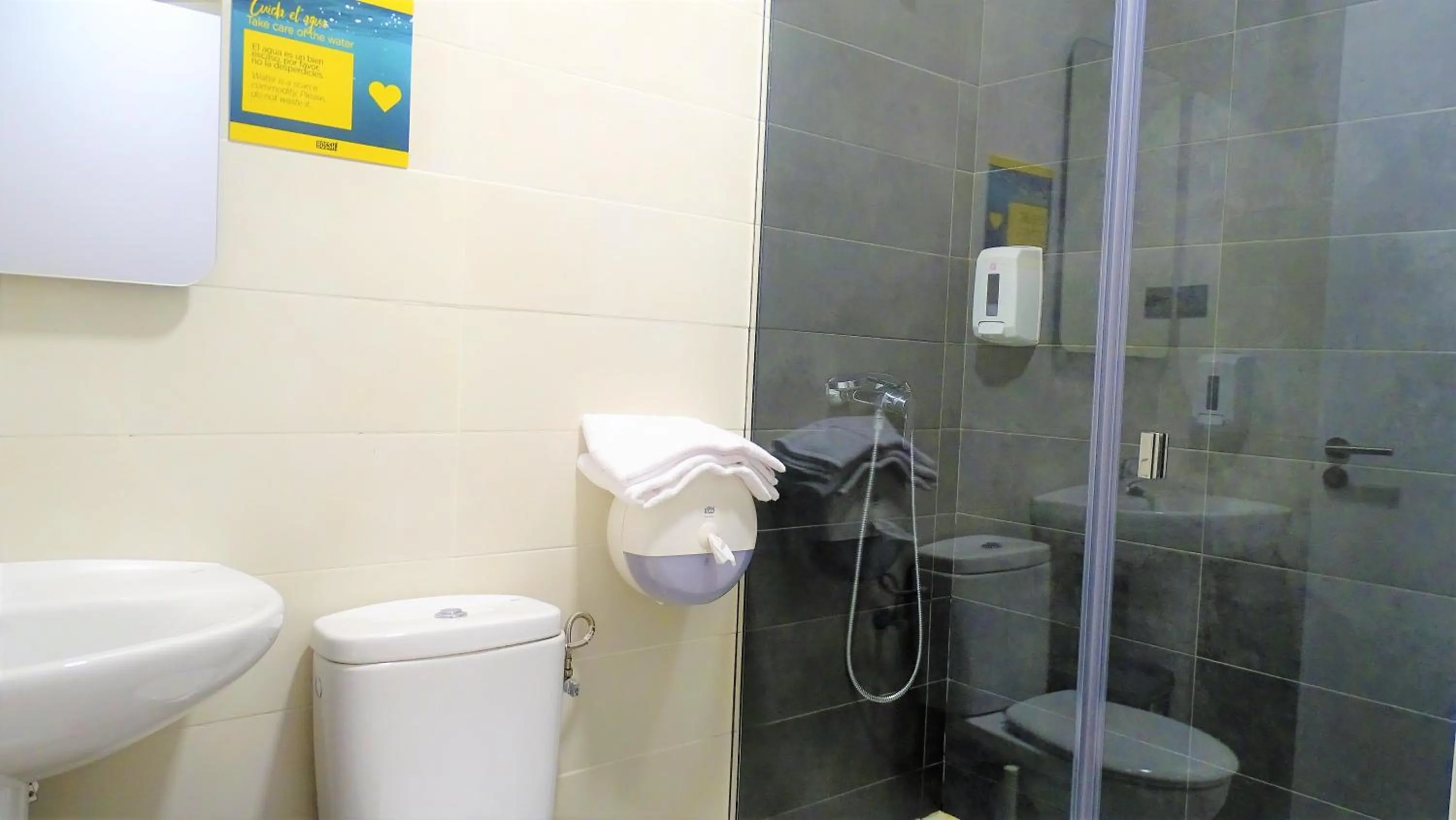 Bathroom in Bilbao Metropolitan Hostel by Bossh! Hotels