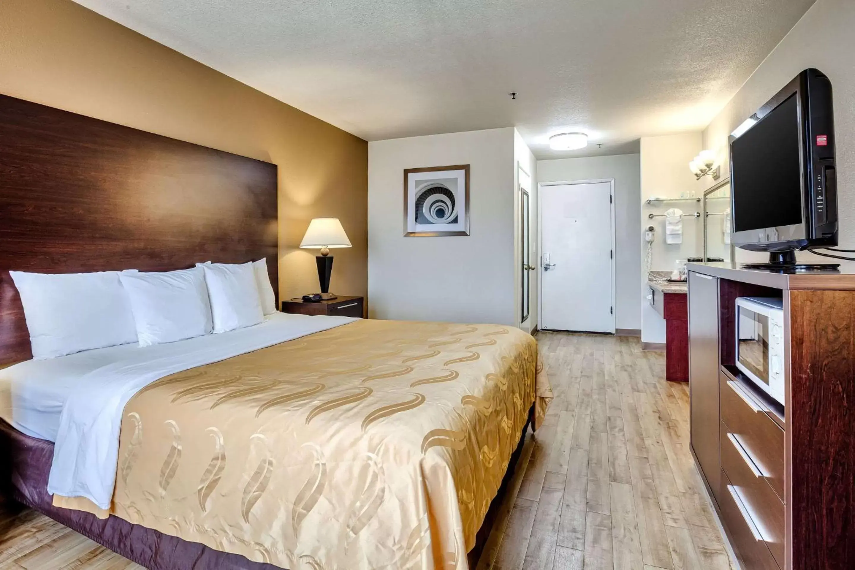 Photo of the whole room, Bed in Quality Inn near Six Flags Discovery Kingdom-Napa Valley