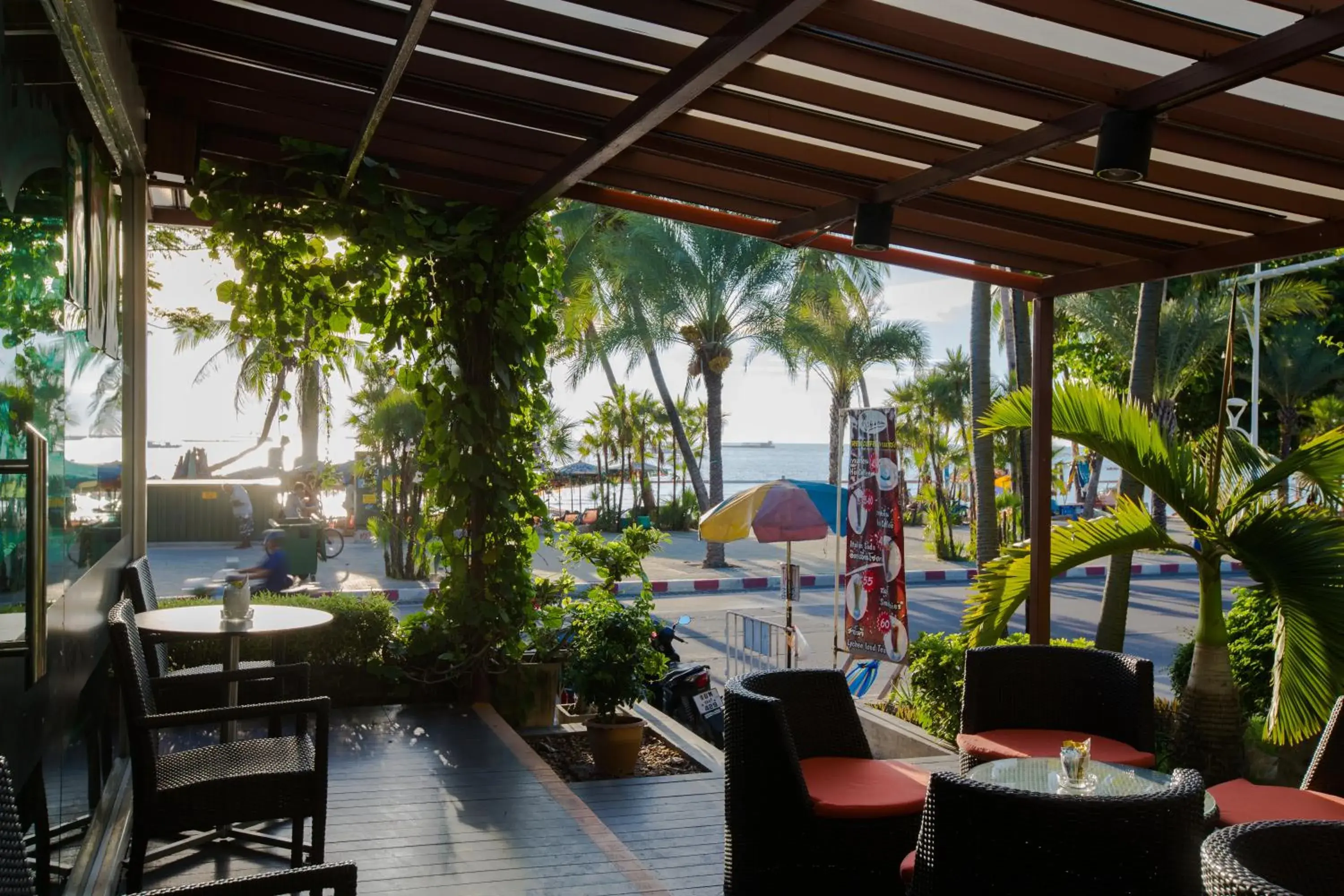 Lounge or bar, Restaurant/Places to Eat in Twin Palms Resort Pattaya