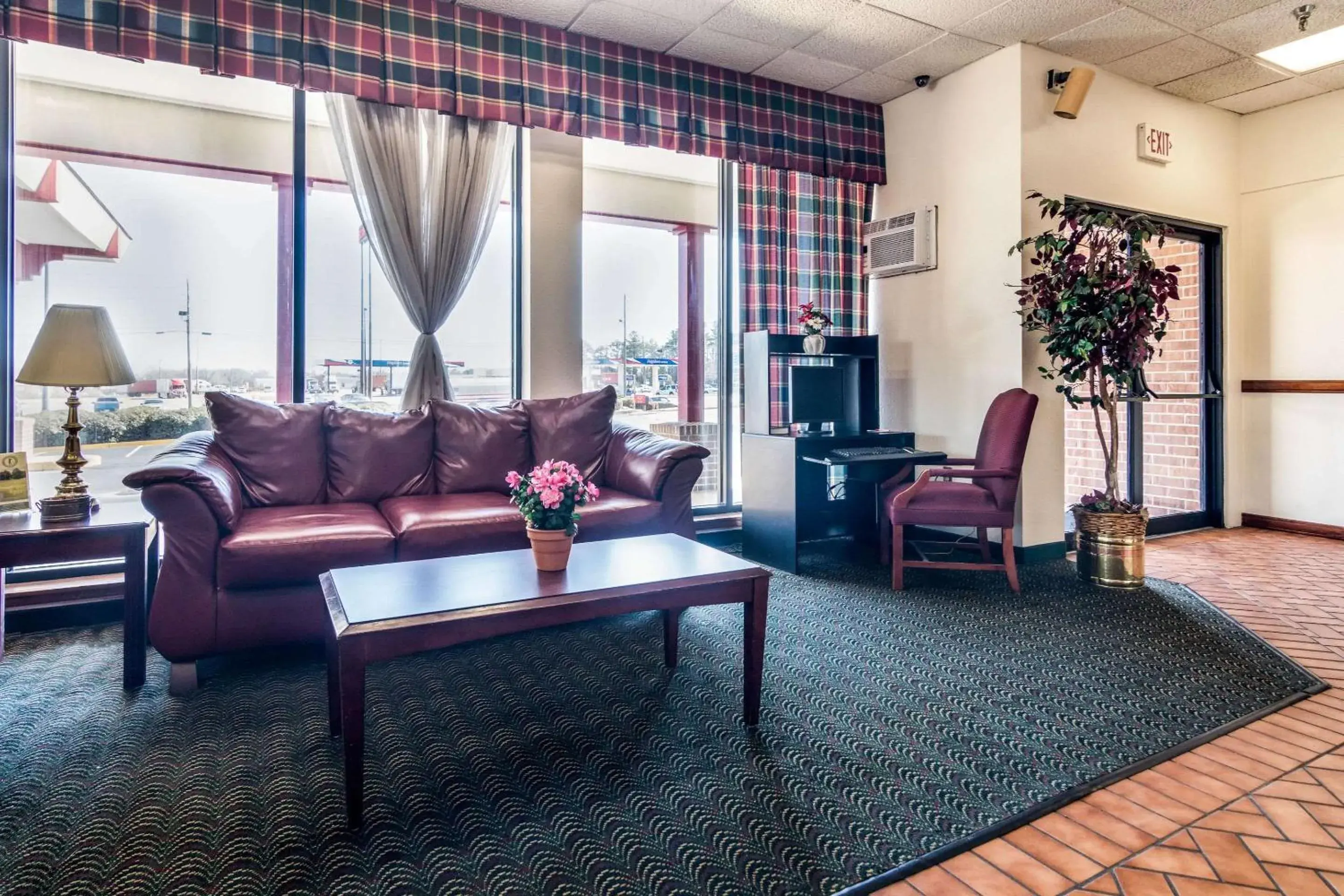 Lobby or reception, Seating Area in Econo Lodge Inn & Suites Conference Center Dublin
