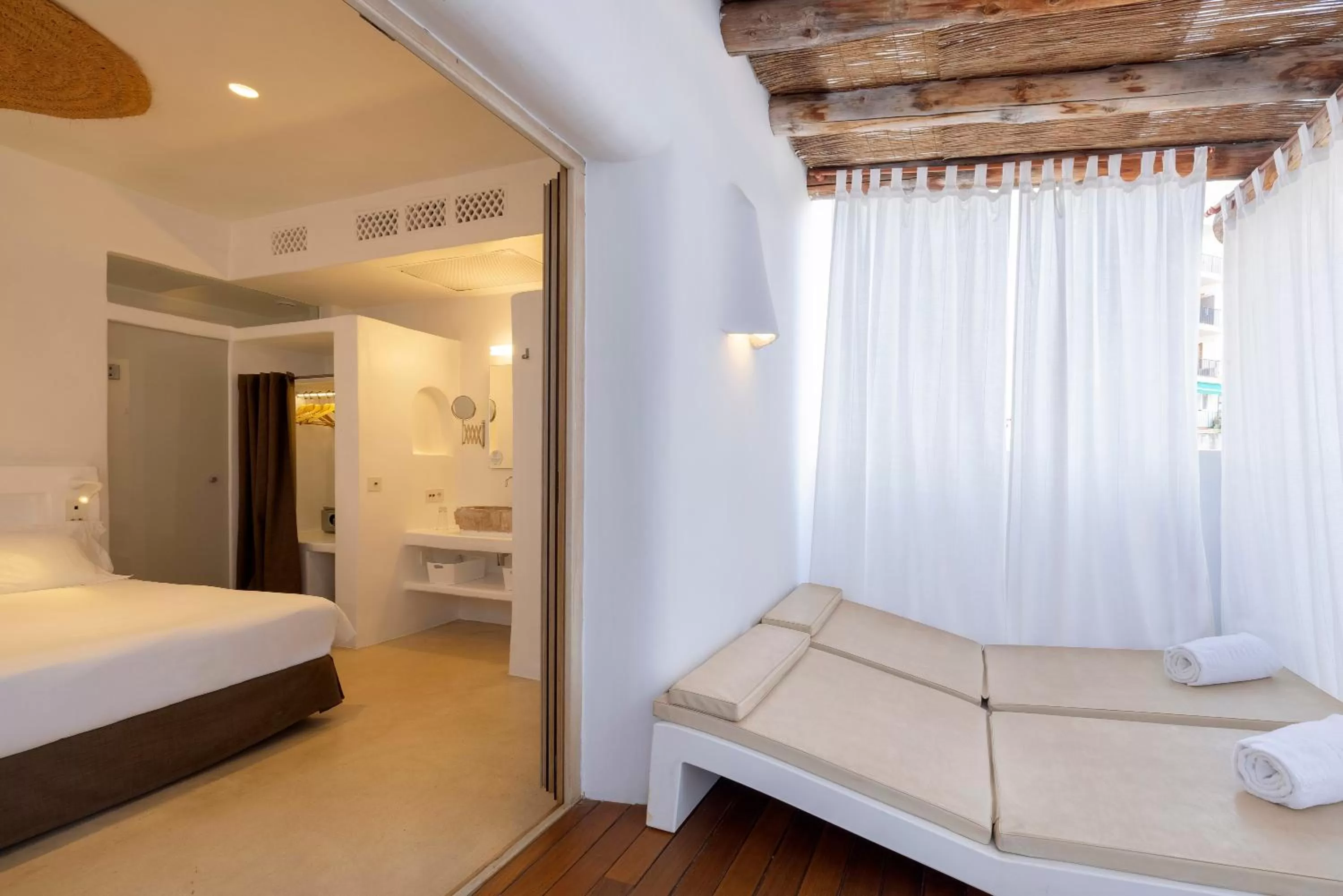 Seating area, Bed in HM Balanguera