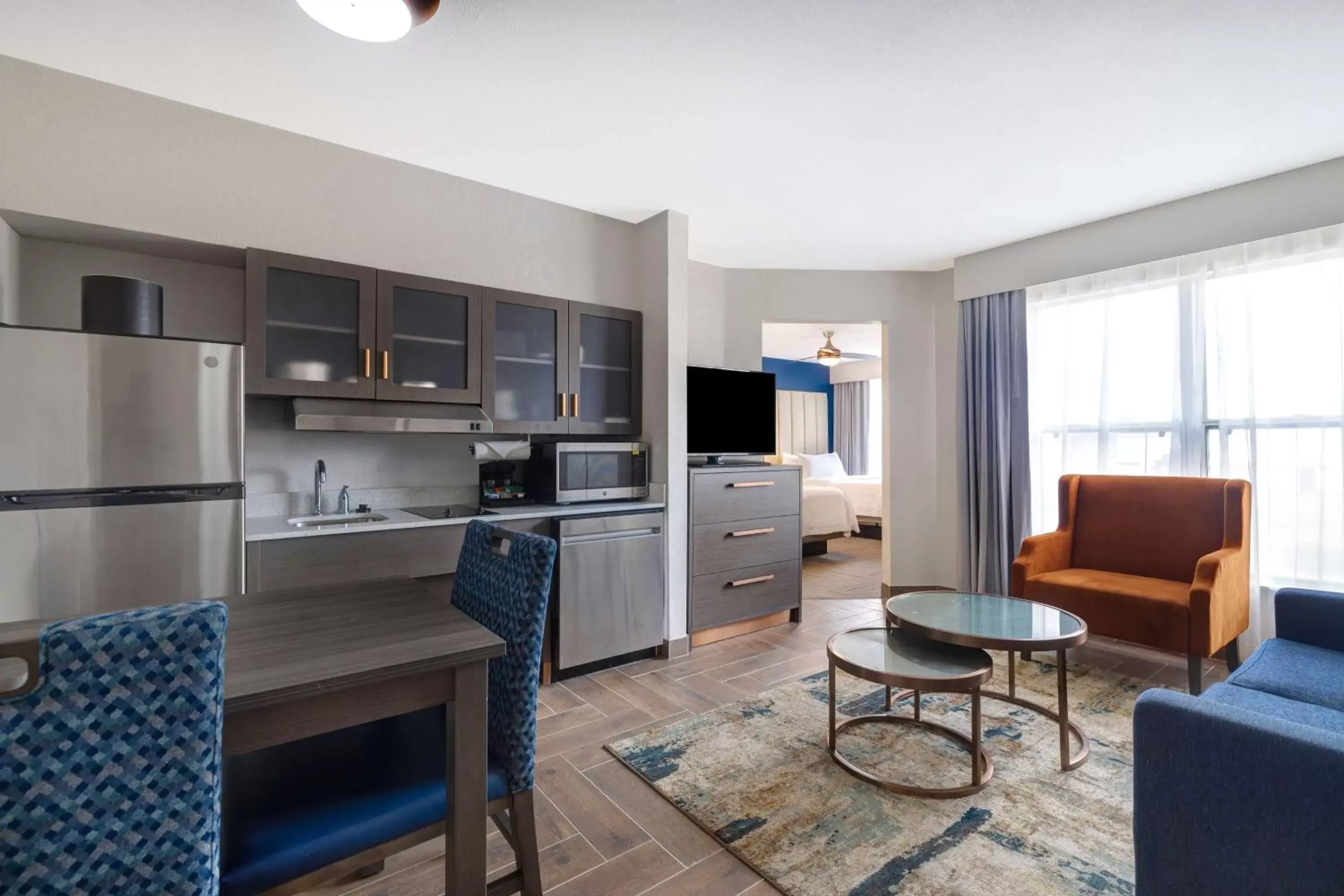 Living room, Kitchen/Kitchenette in Homewood Suites by Hilton Jackson-Ridgeland