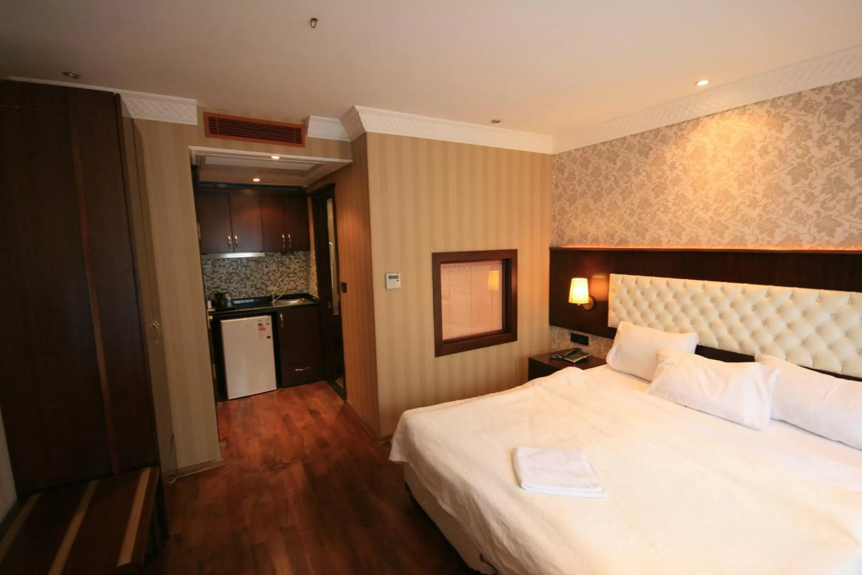 Photo of the whole room, Bed in Mangana Konak Hotel