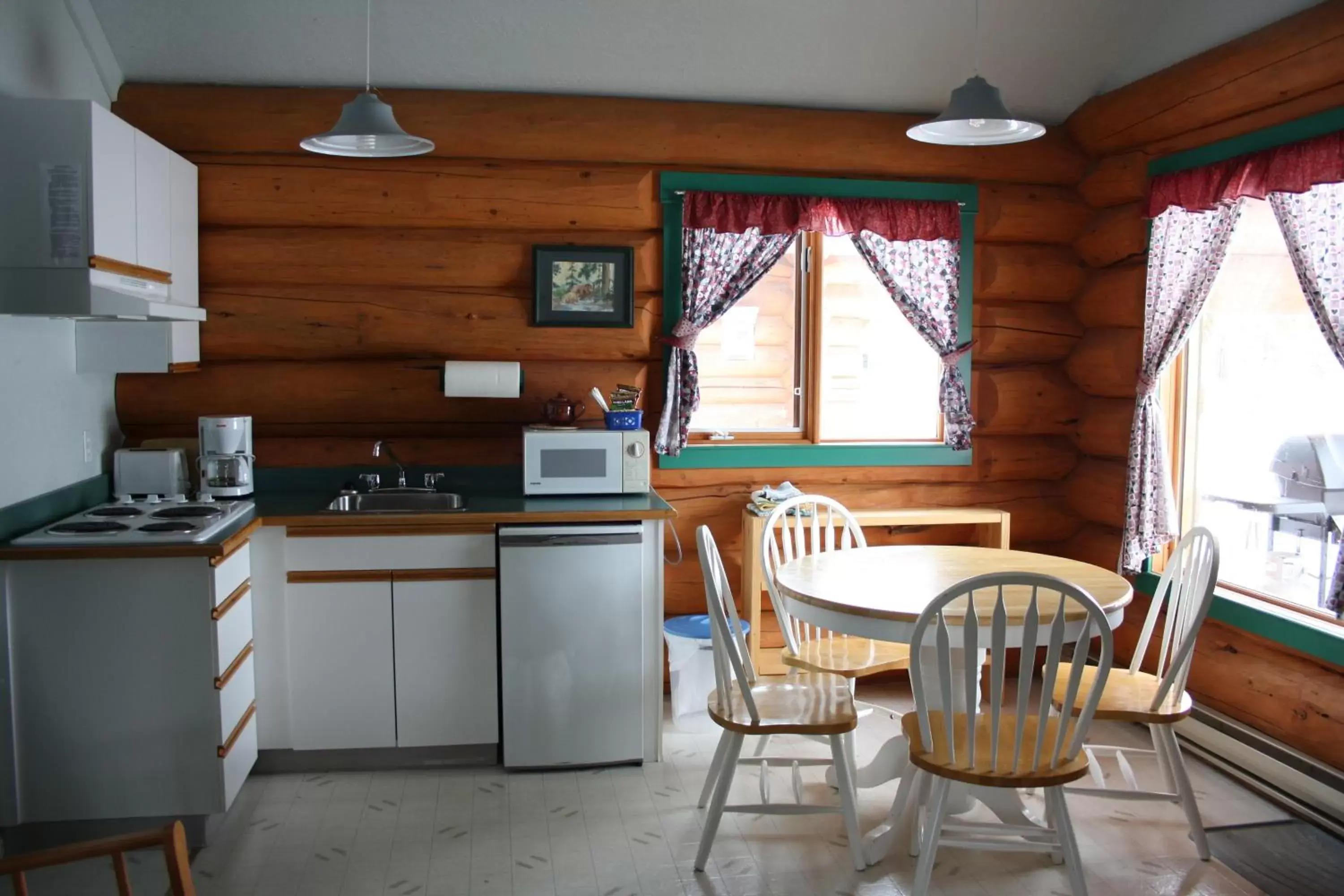 Coffee/tea facilities, Kitchen/Kitchenette in Twin Peaks Resort