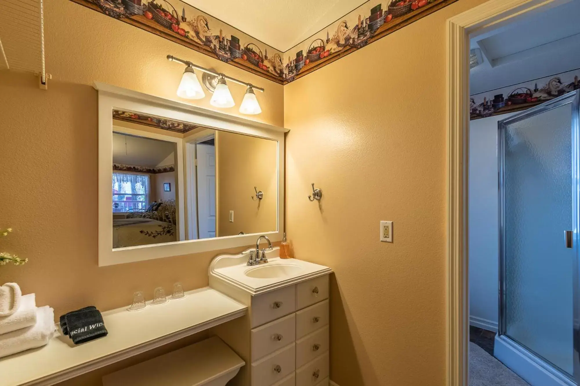 Bathroom in Apples Bed and Breakfast Inn