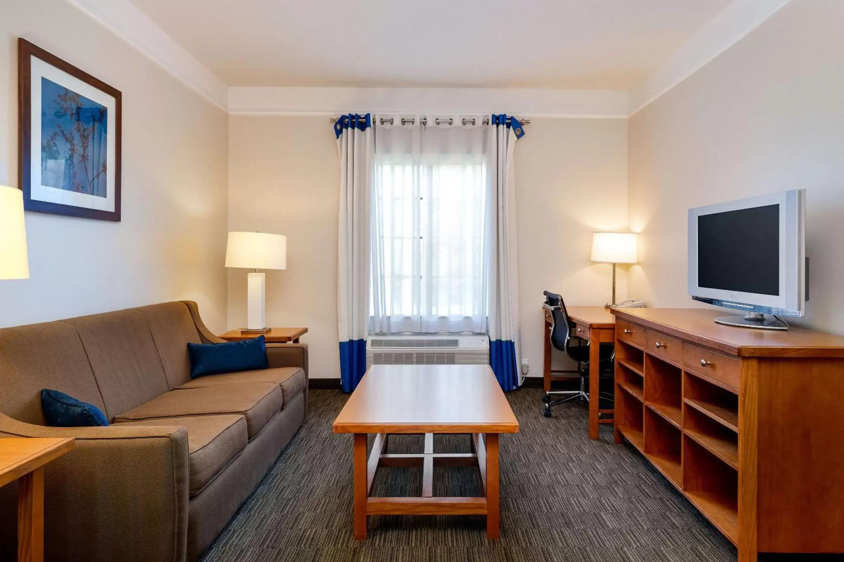 Photo of the whole room, Seating Area in Comfort Inn & Suites Savannah Airport