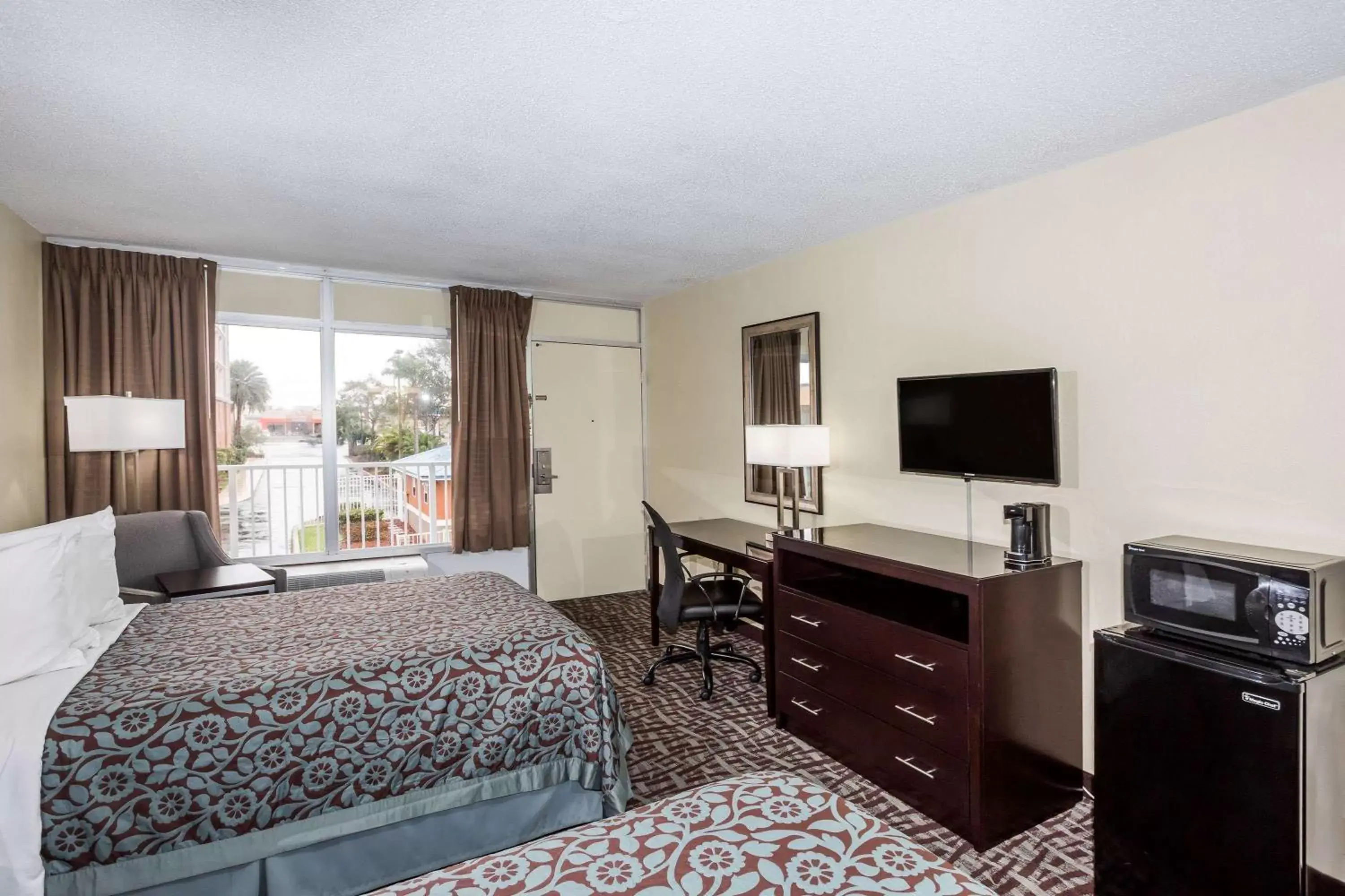 Photo of the whole room, TV/Entertainment Center in Days Inn by Wyndham Melbourne