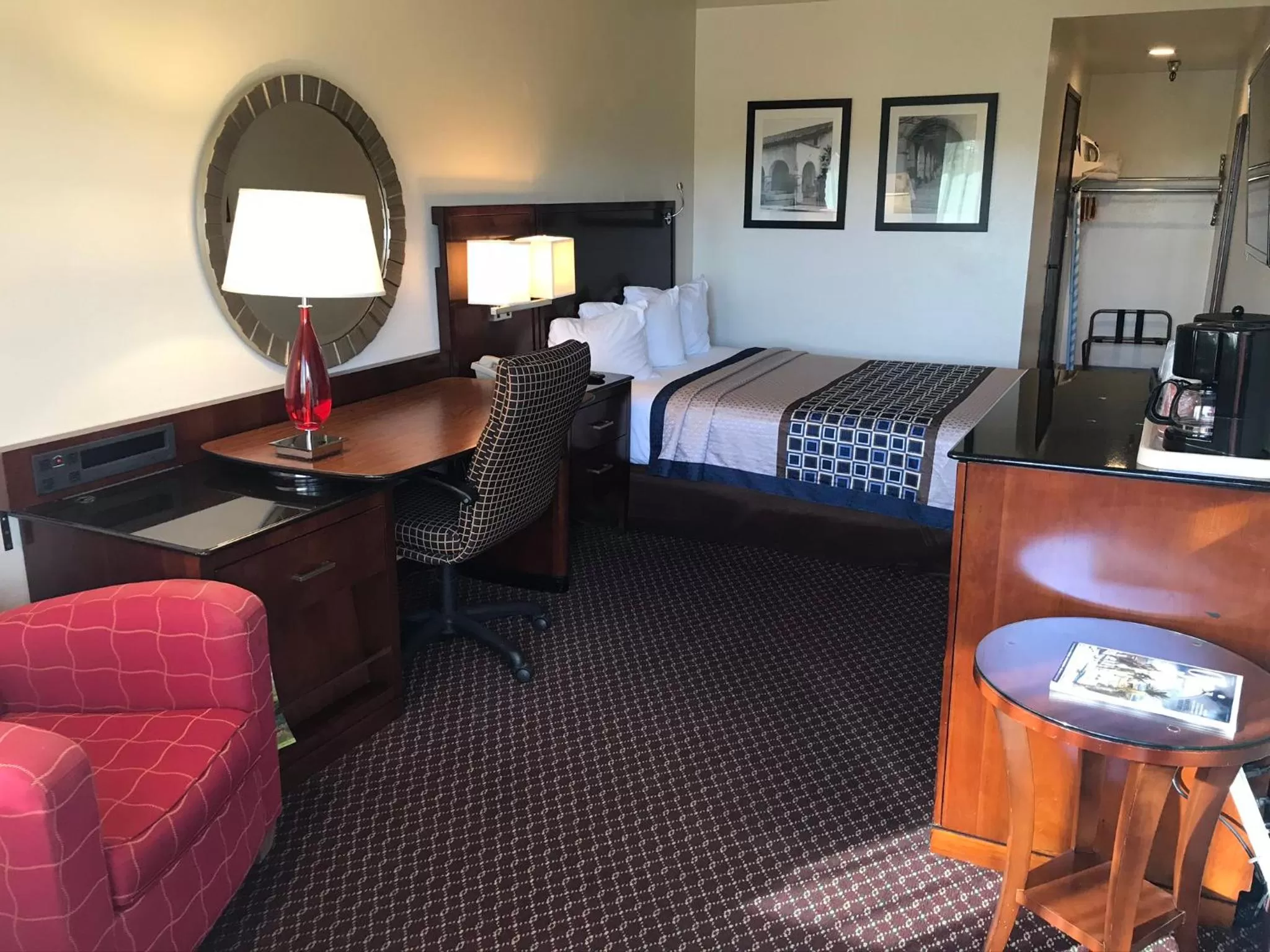 Bedroom, Bed in Oakridge Inn