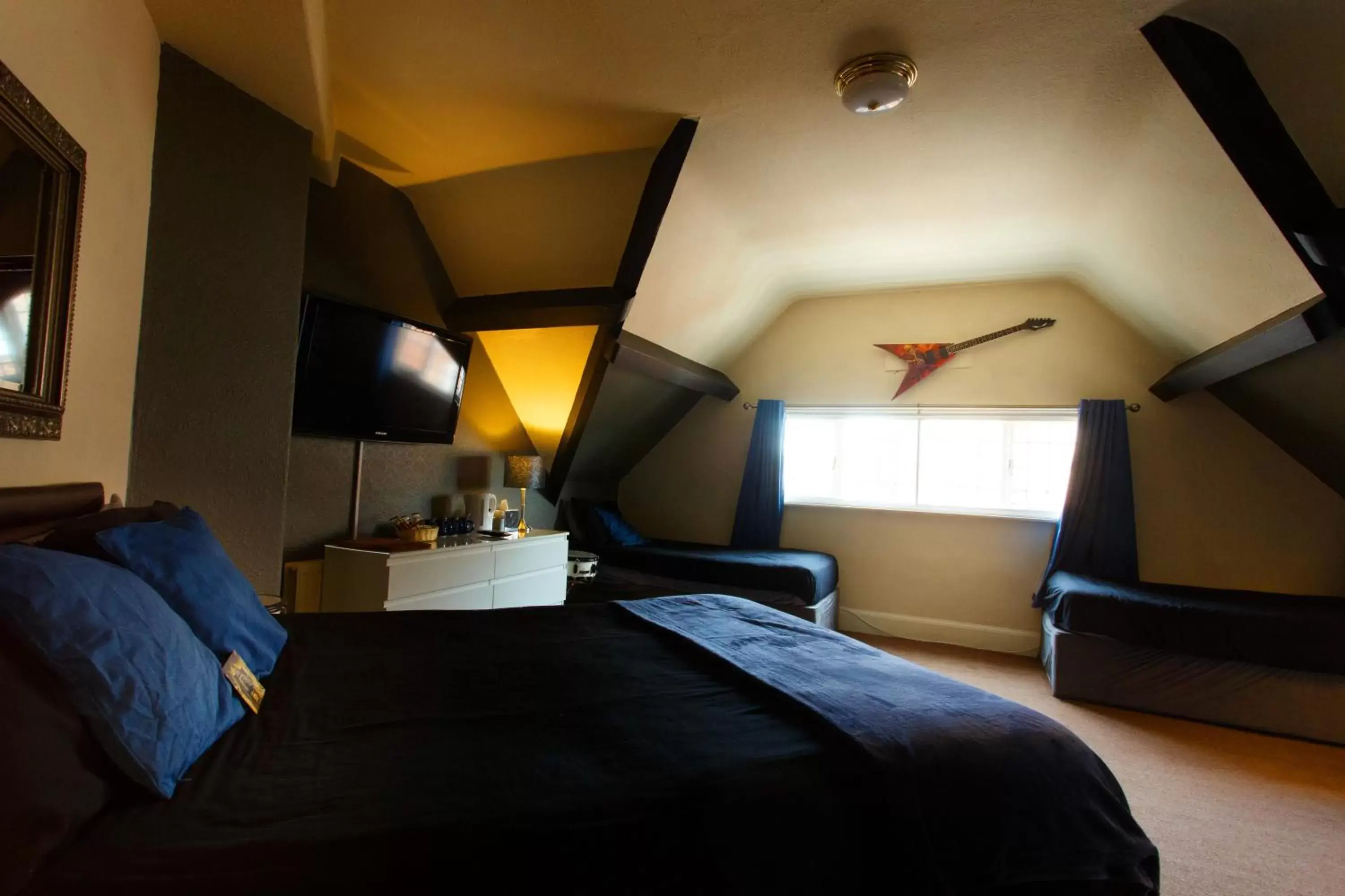 Bedroom, Bed in The Saddle Inn