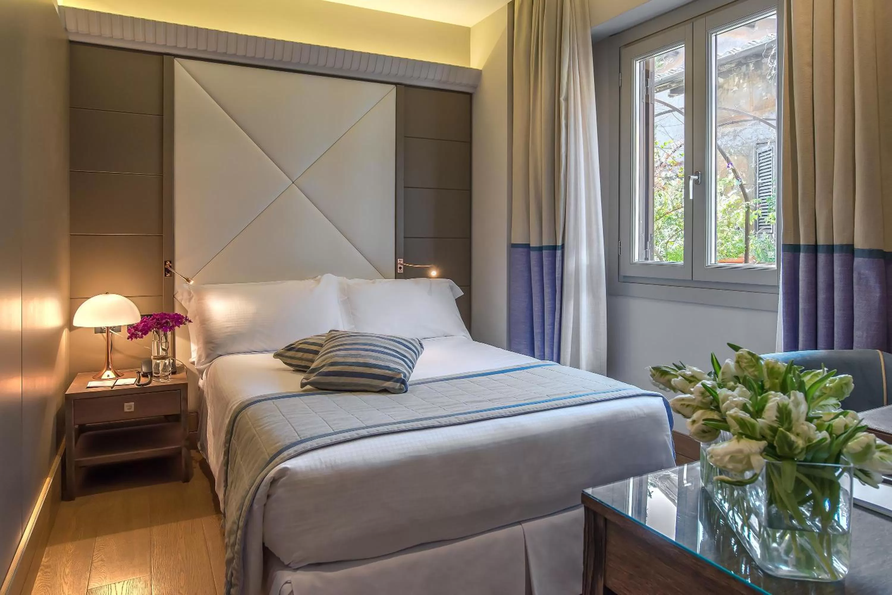 Inner courtyard view, Bed in Hotel Martis Palace