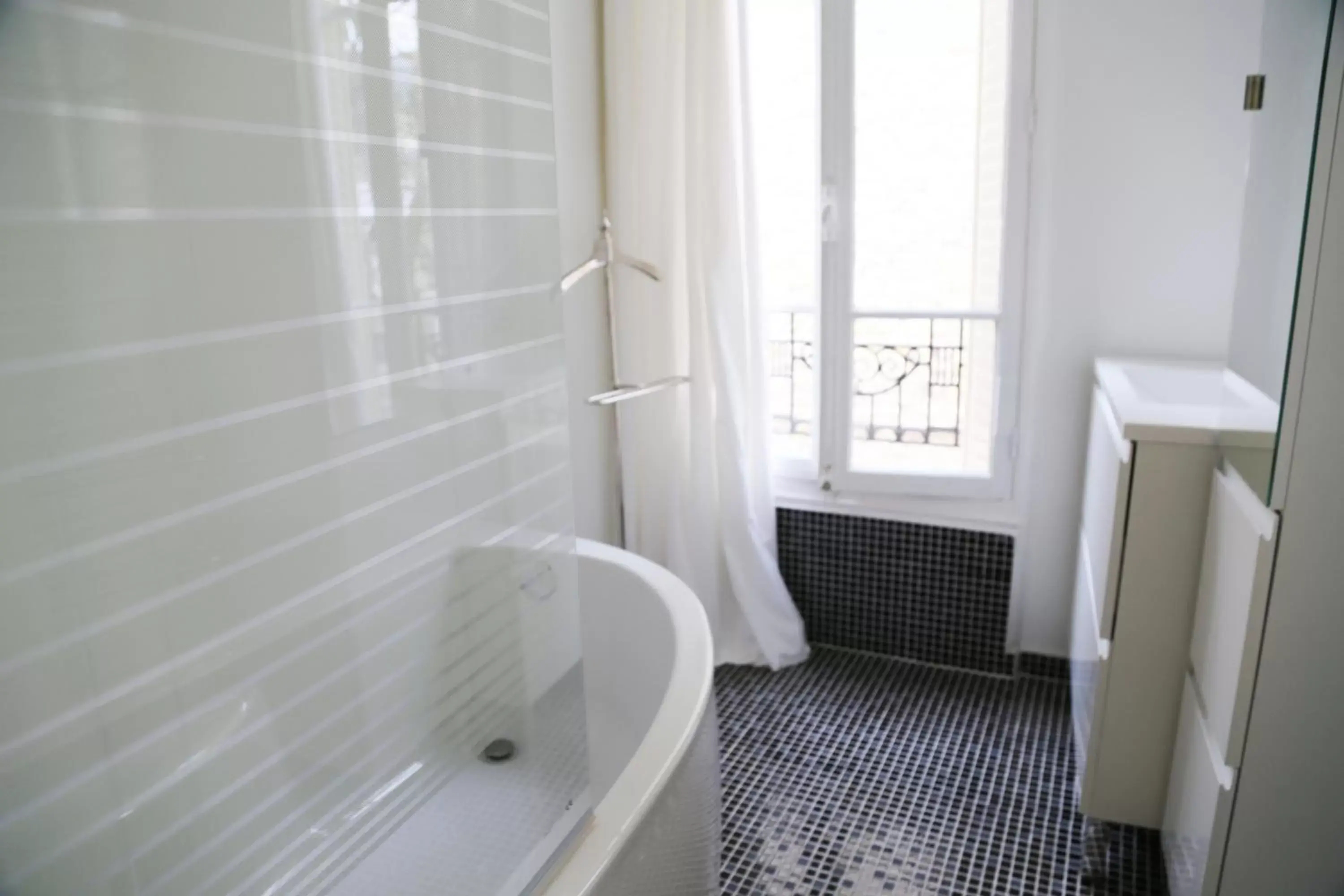 Bathroom in Les Suites de Vanves - Parc des expositions Porte de Versailles