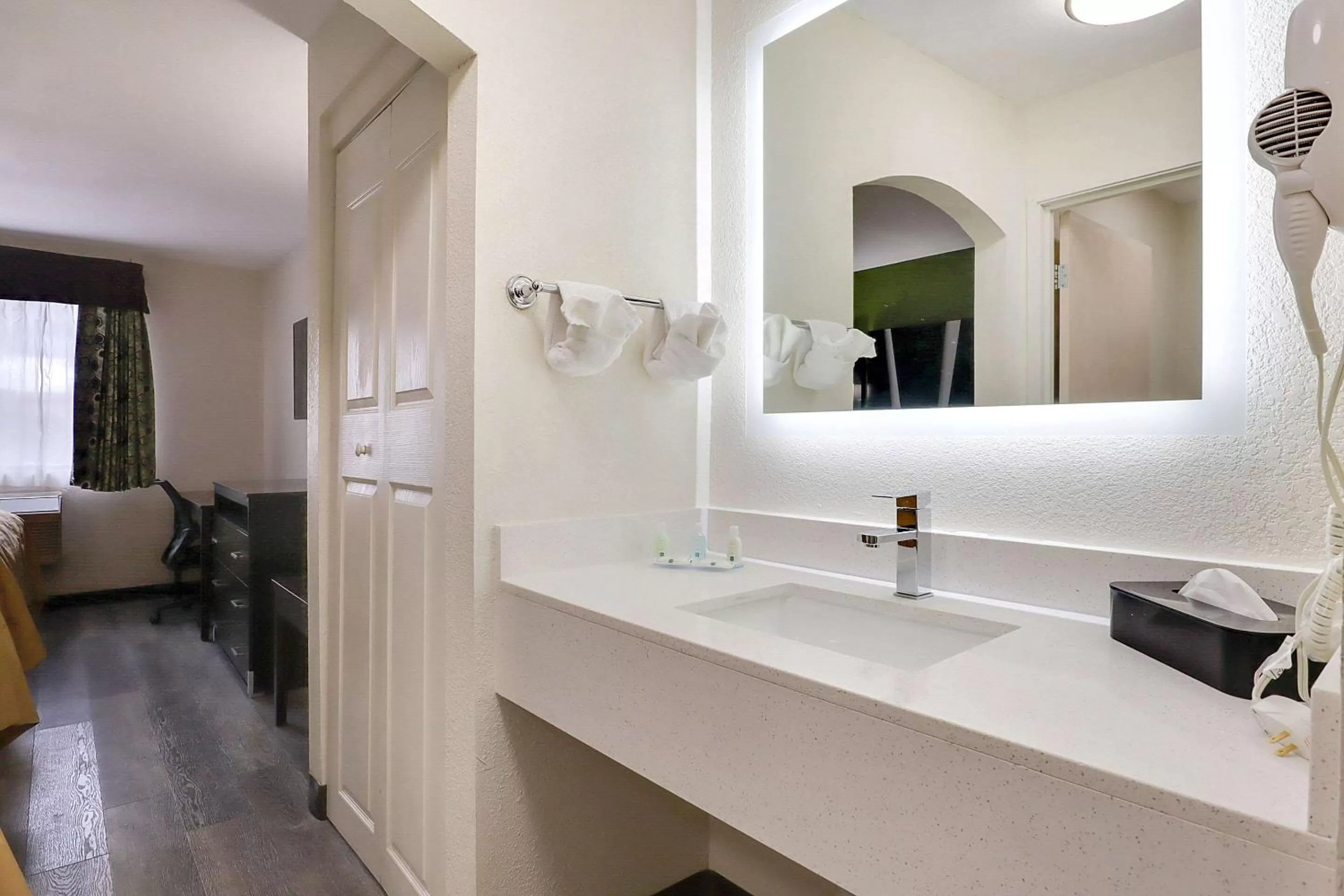 Bathroom in Quality Suites Albuquerque Airport