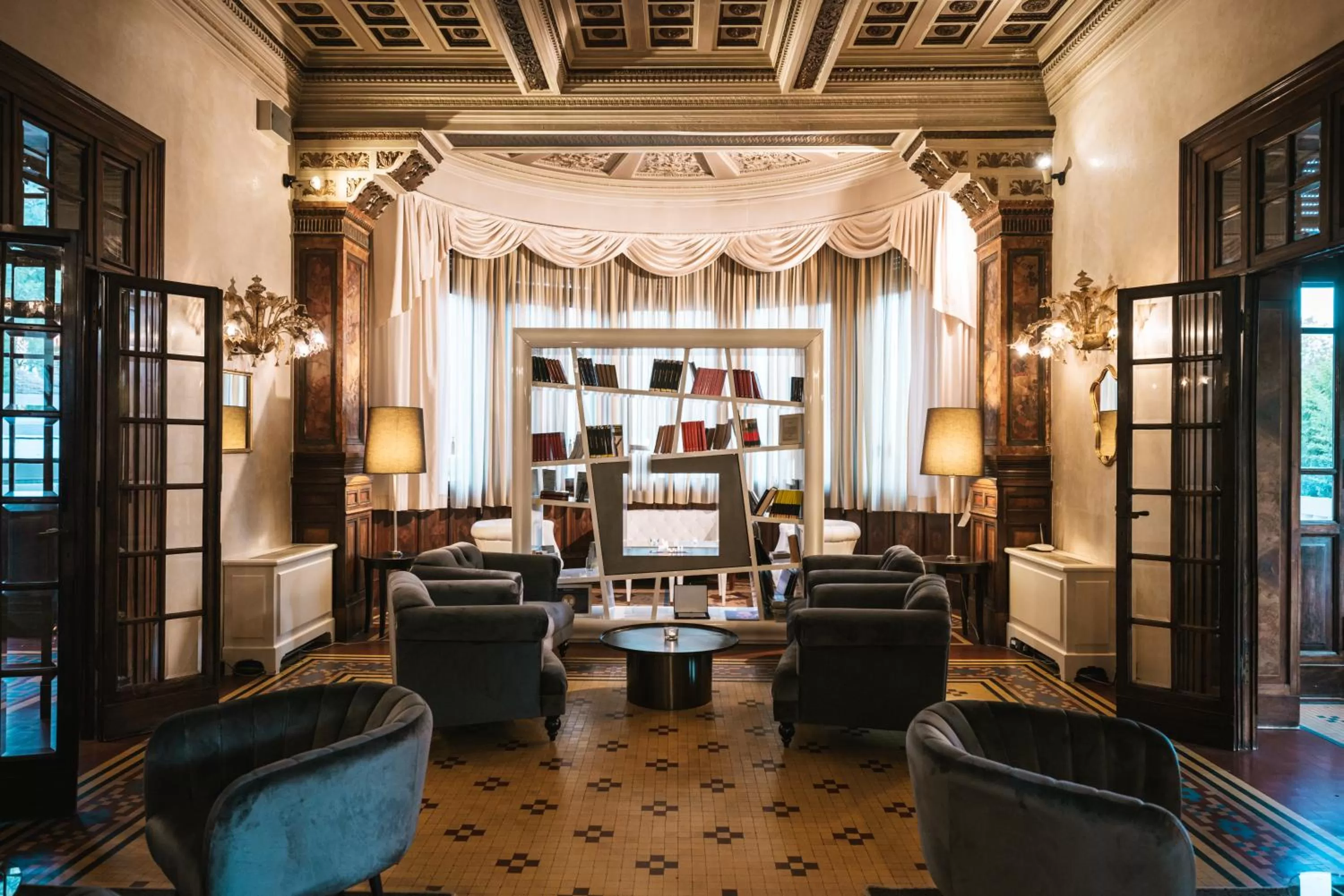 Communal lounge/ TV room in Hotel De La Ville