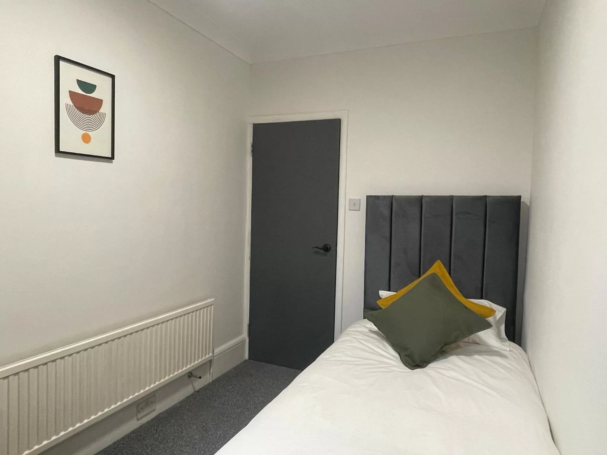 Property building, Bed in Woodford Hotel