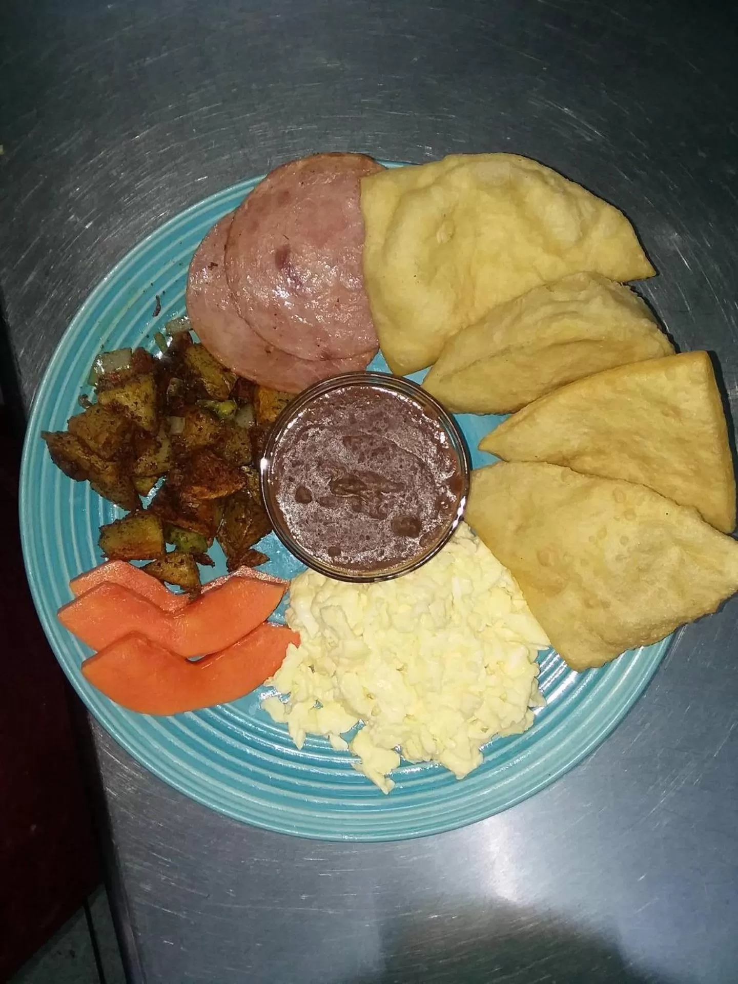 Restaurant/places to eat in Alan's Paradise Hotel