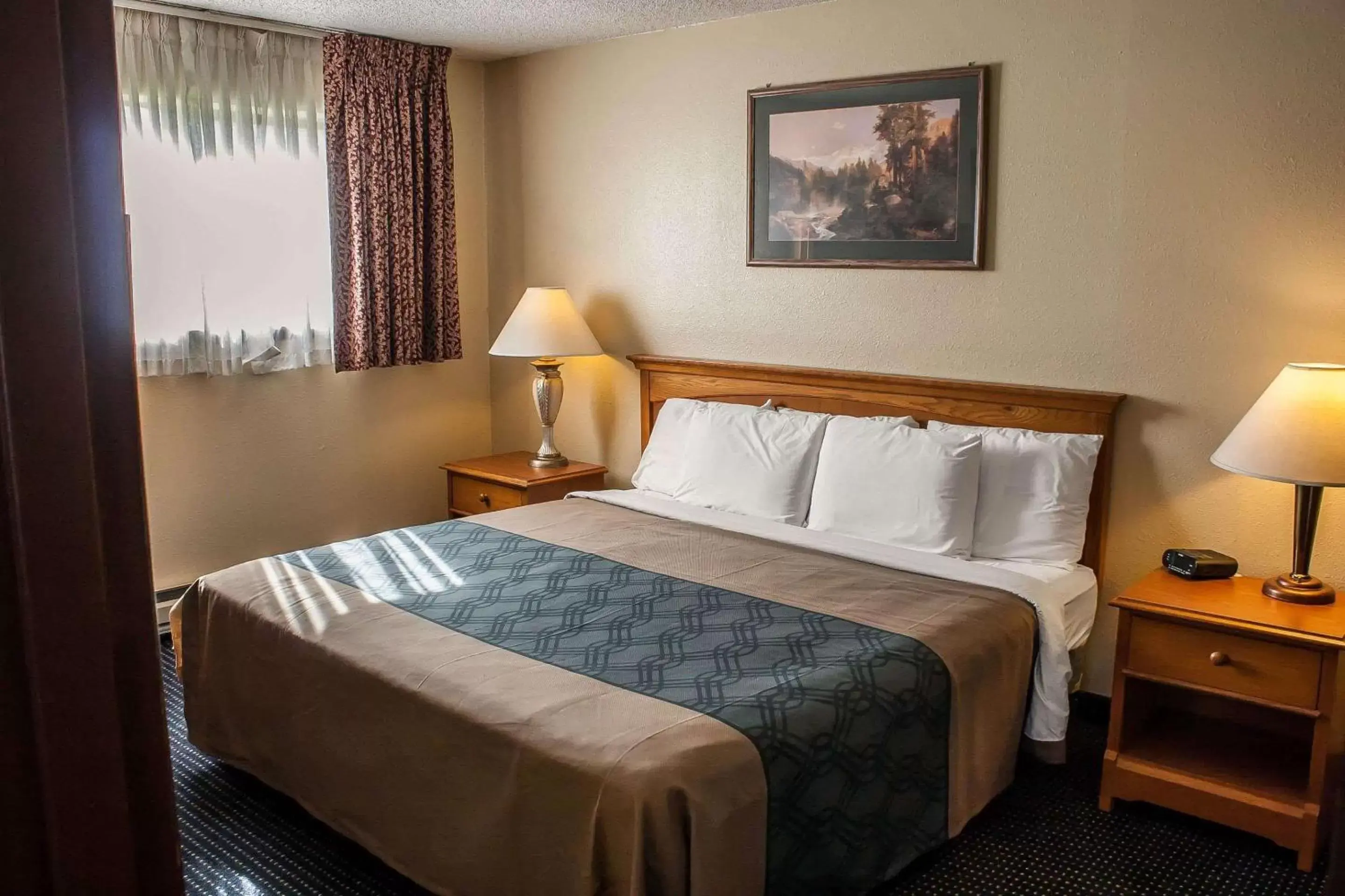 Photo of the whole room, Bed in Econo Lodge Inn & Suites Hoquiam