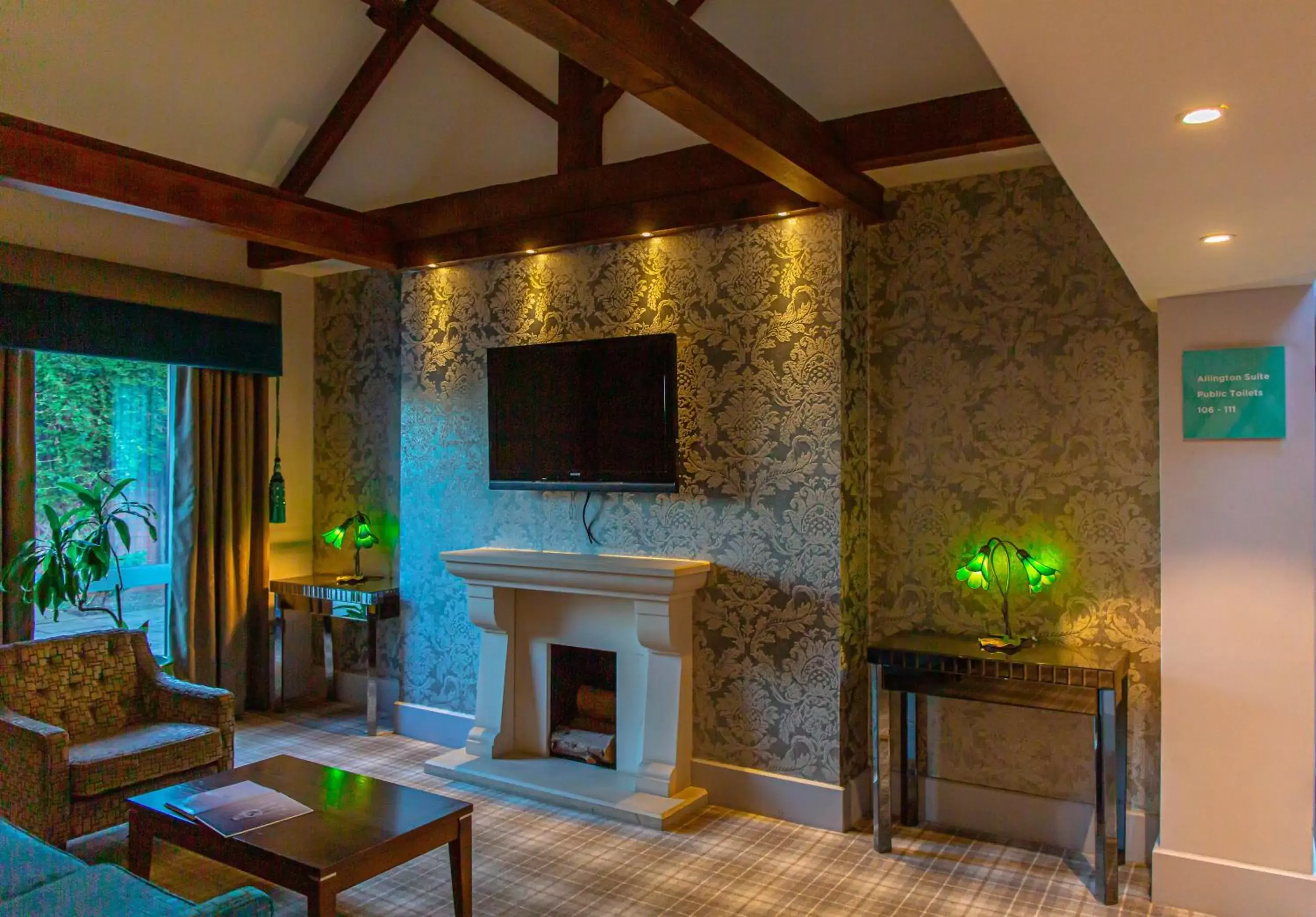 Lounge or bar, TV/Entertainment Center in The Barn Hotel & Spa, Sure Hotel Collection by Best Western