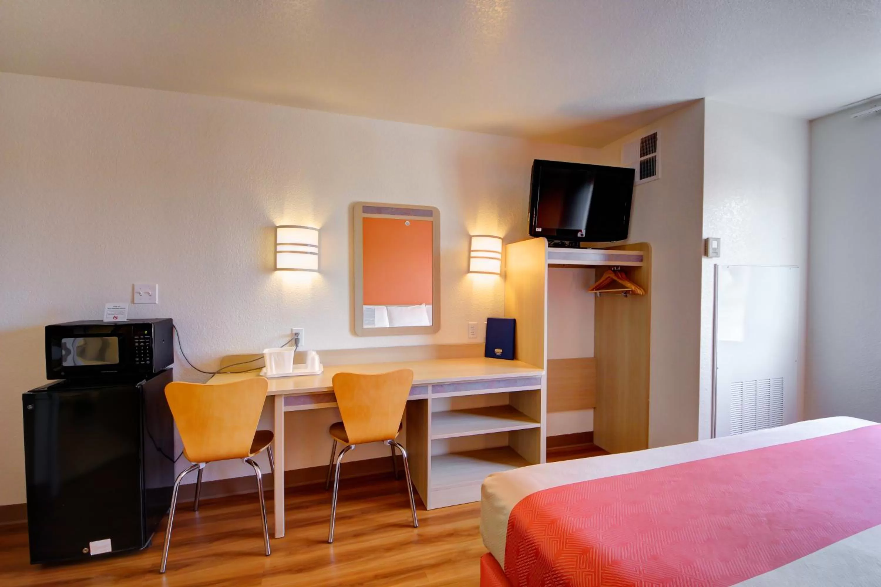 Bedroom, Bed in Motel 6-El Reno, OK