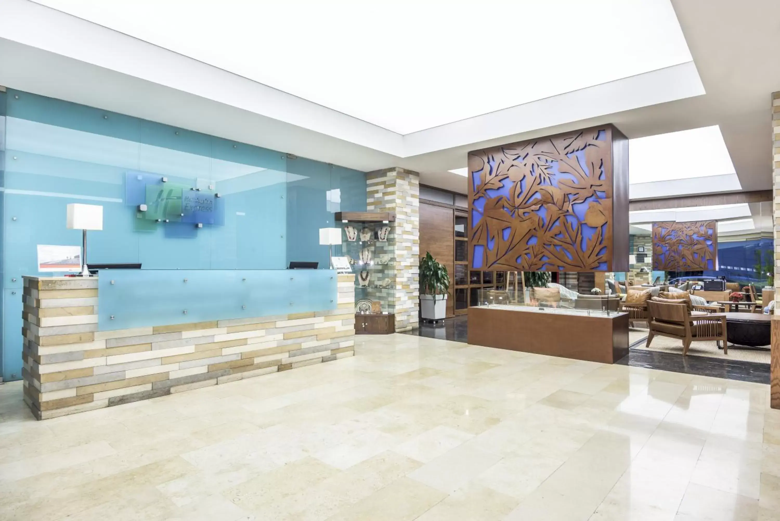 Property building, Lobby/Reception in Holiday Inn Express Bogotá - Parque La 93, an IHG Hotel