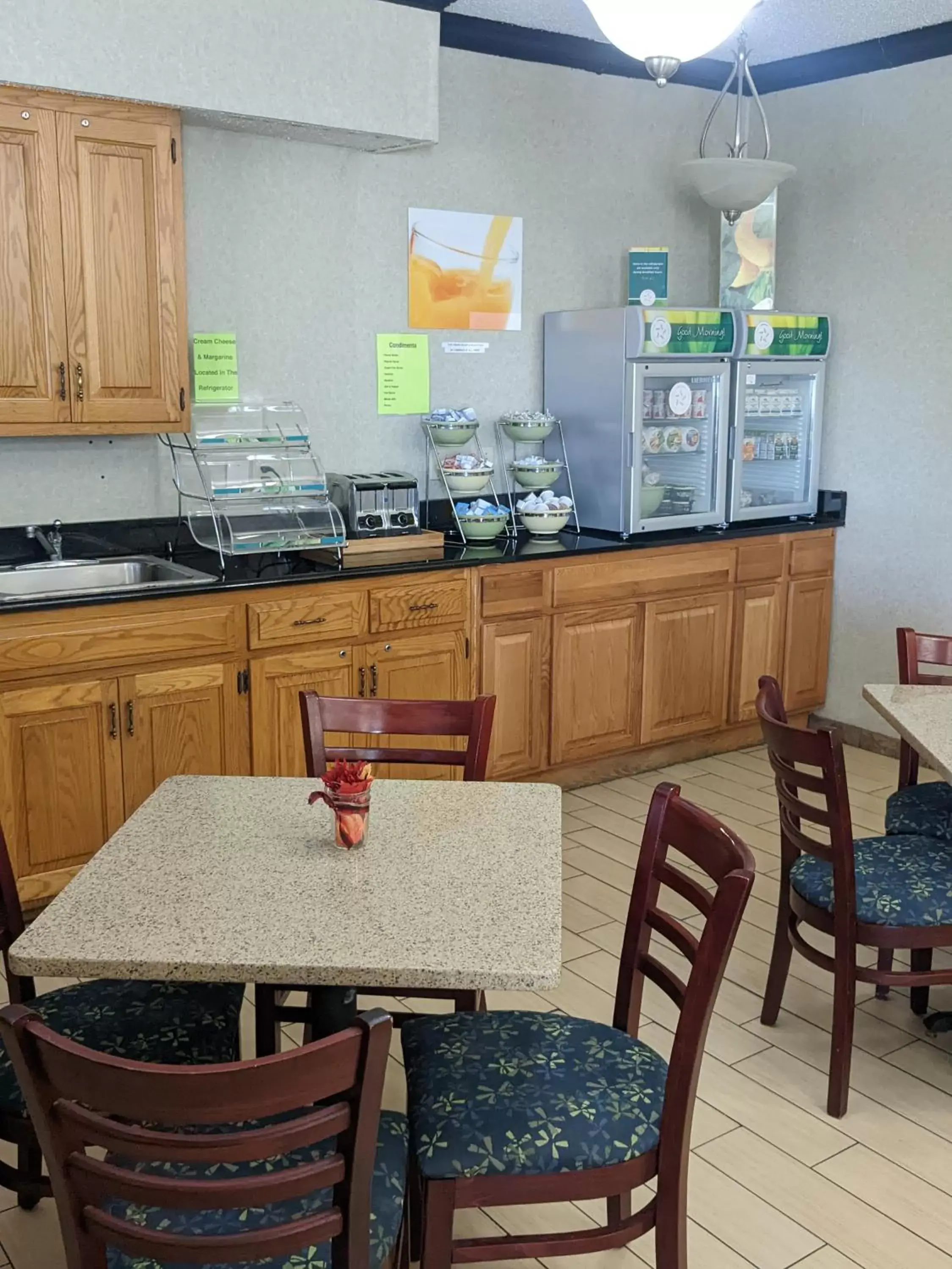 Breakfast, Restaurant/Places to Eat in Quality Inn & Suites Delaware