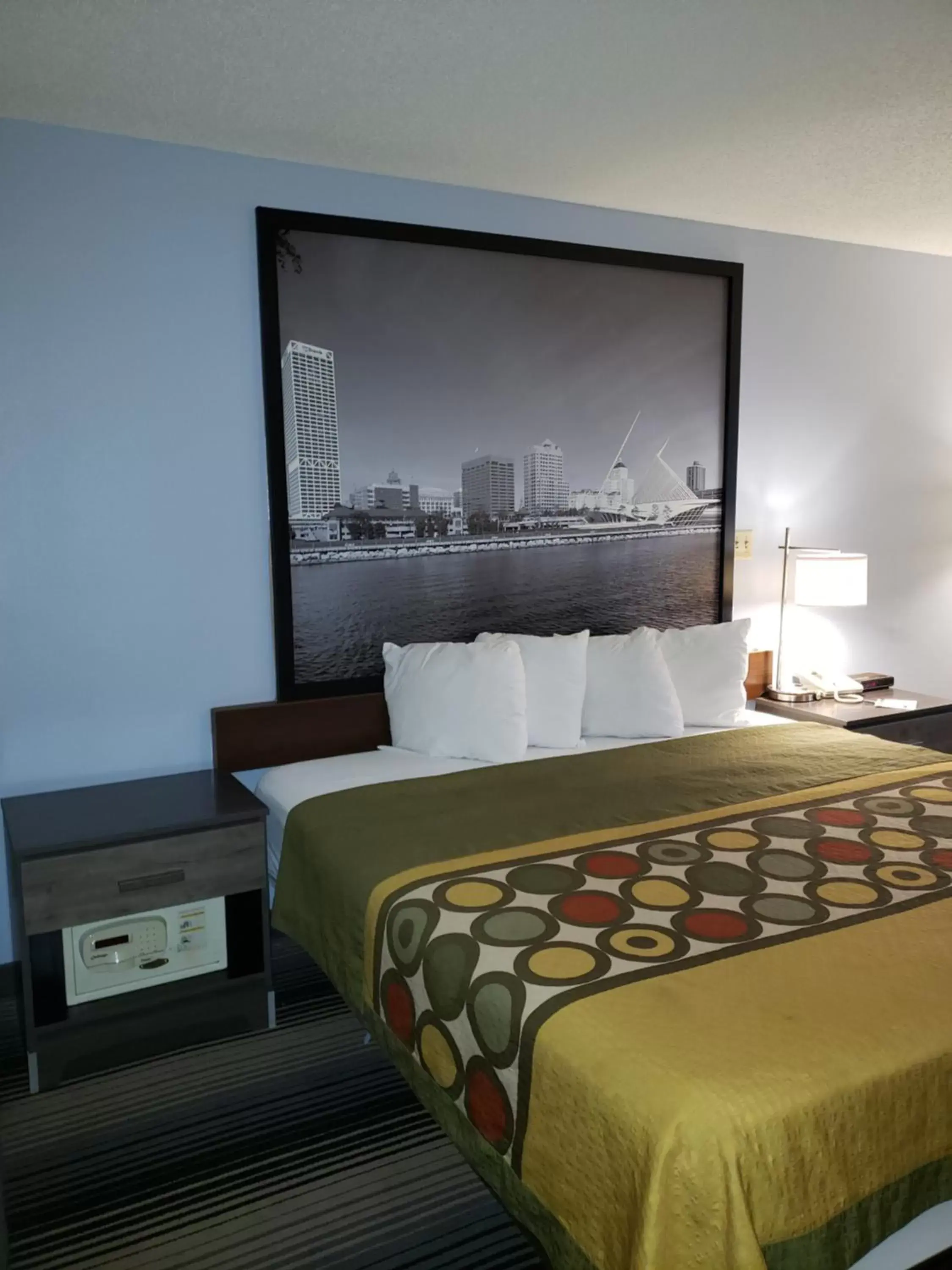 Photo of the whole room, Bed in Super 8 by Wyndham Milwaukee Airport