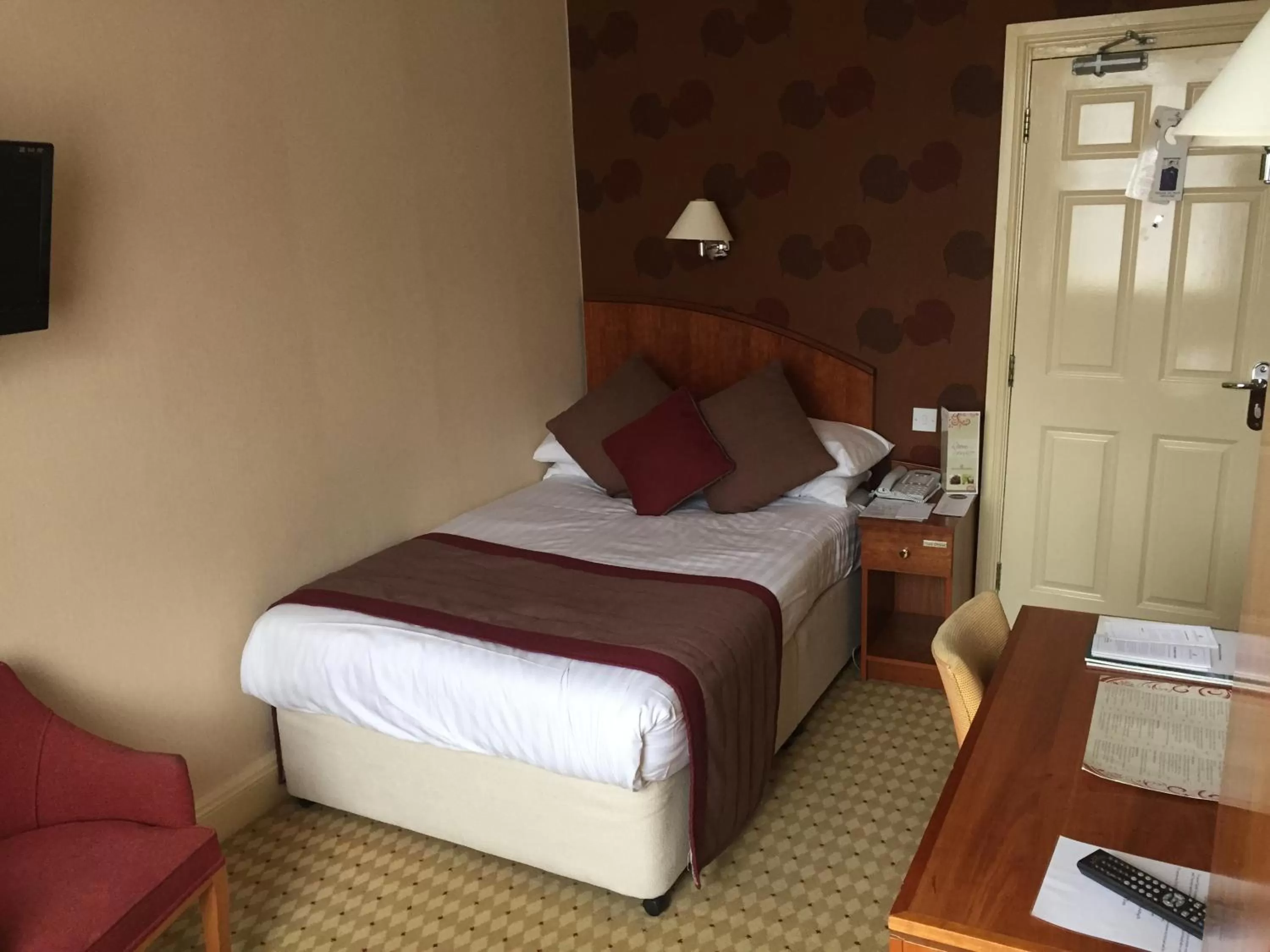 Bedroom, Bed in Crown & Mitre Hotel