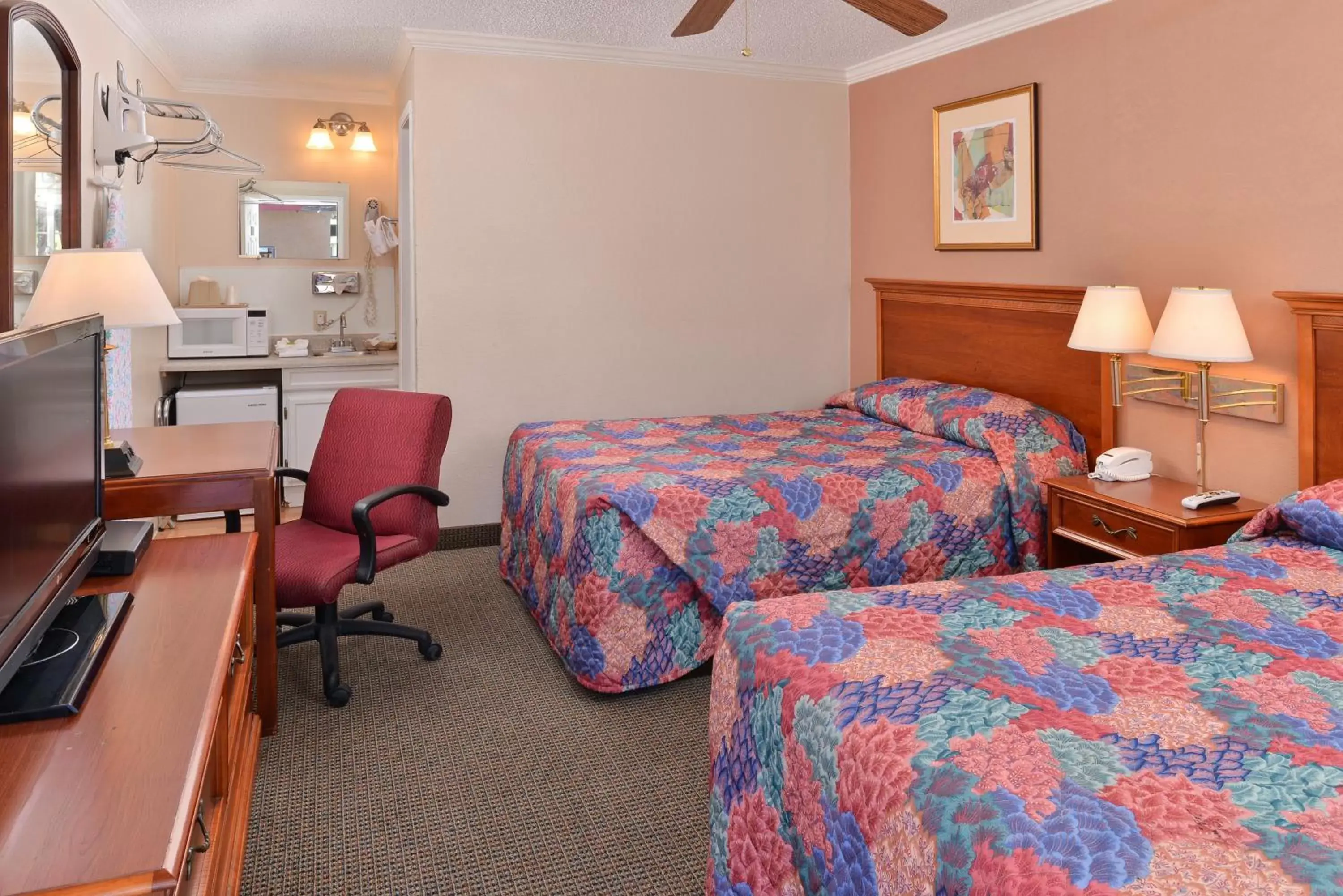 Bedroom, Bed in Golden Eagle Motel