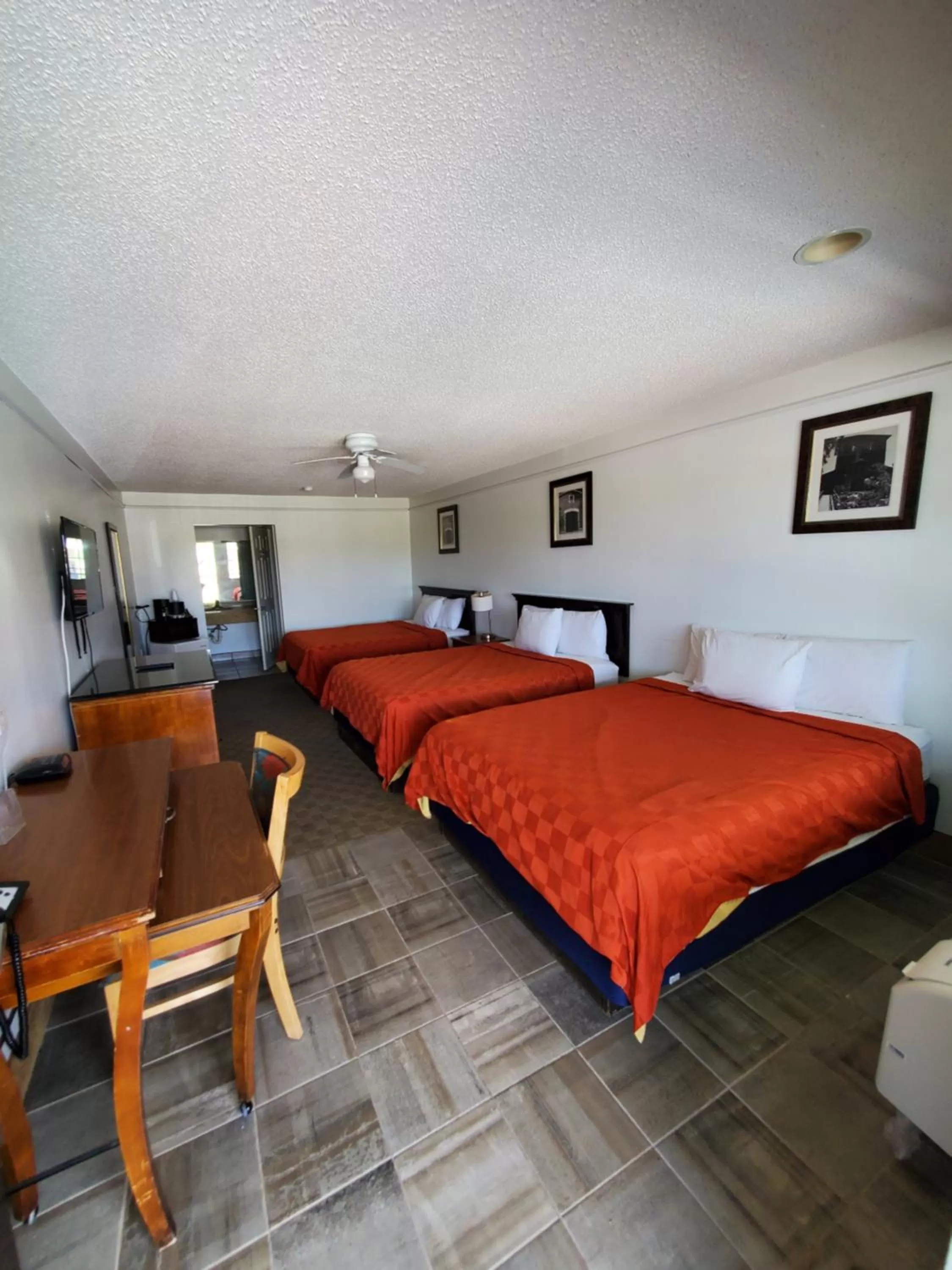 Bed in Deluxe Inn and Suites