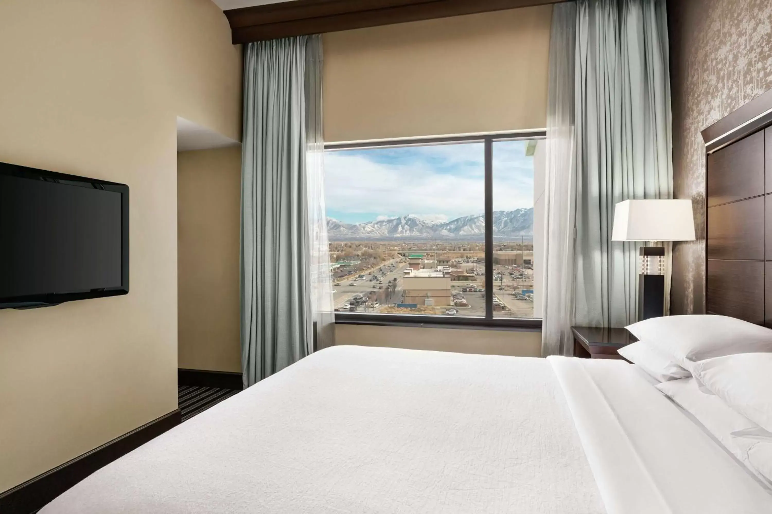 Bedroom, Bed in Embassy Suites by Hilton Salt Lake West Valley City
