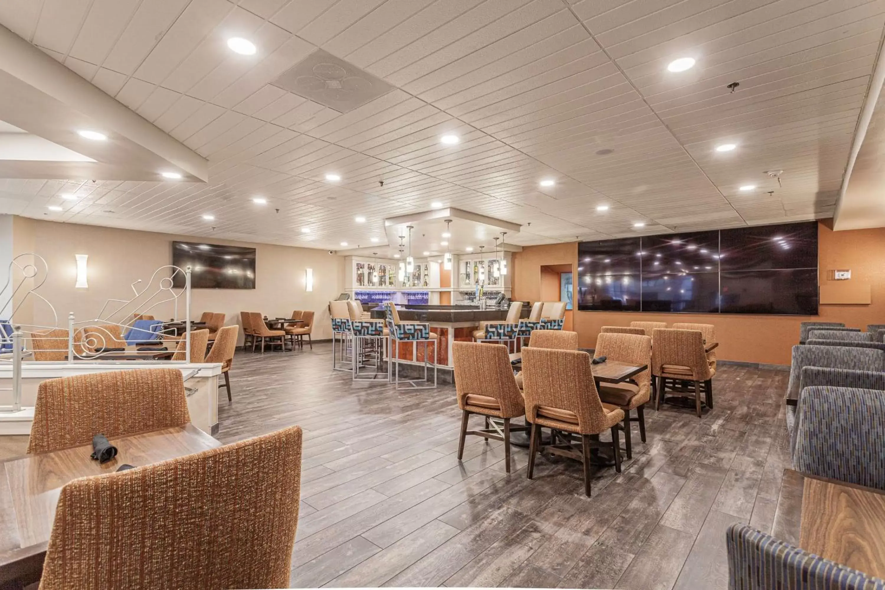 Lounge or bar, Restaurant/Places to Eat in DoubleTree by Hilton Memphis