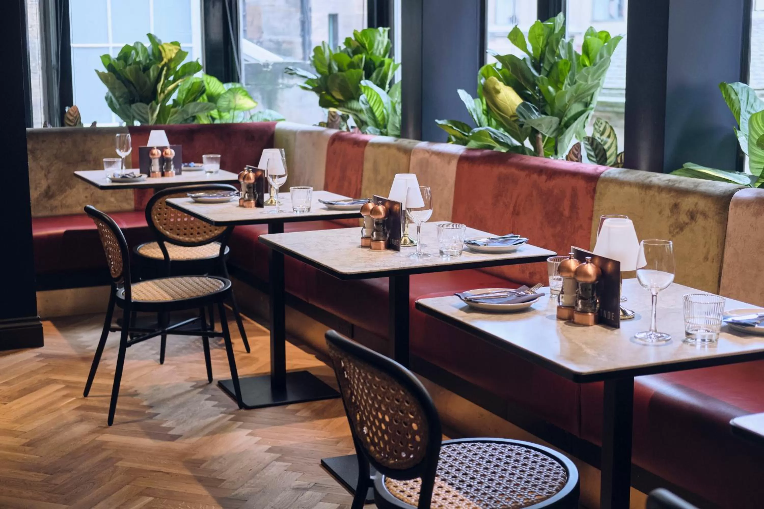 Restaurant/places to eat in Le Monde Hotel