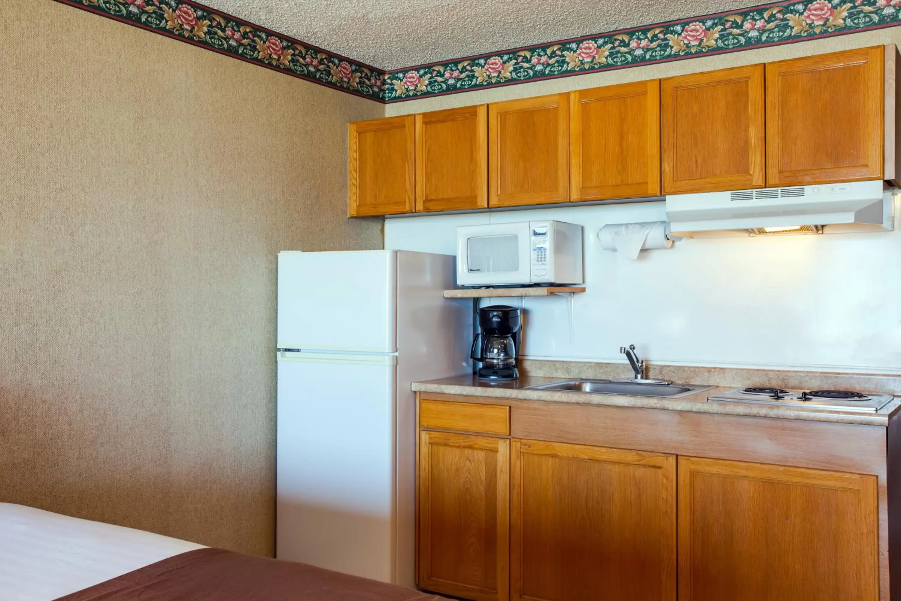 Kitchen or kitchenette, Kitchen/Kitchenette in Ebb Tide Oceanfront Inn