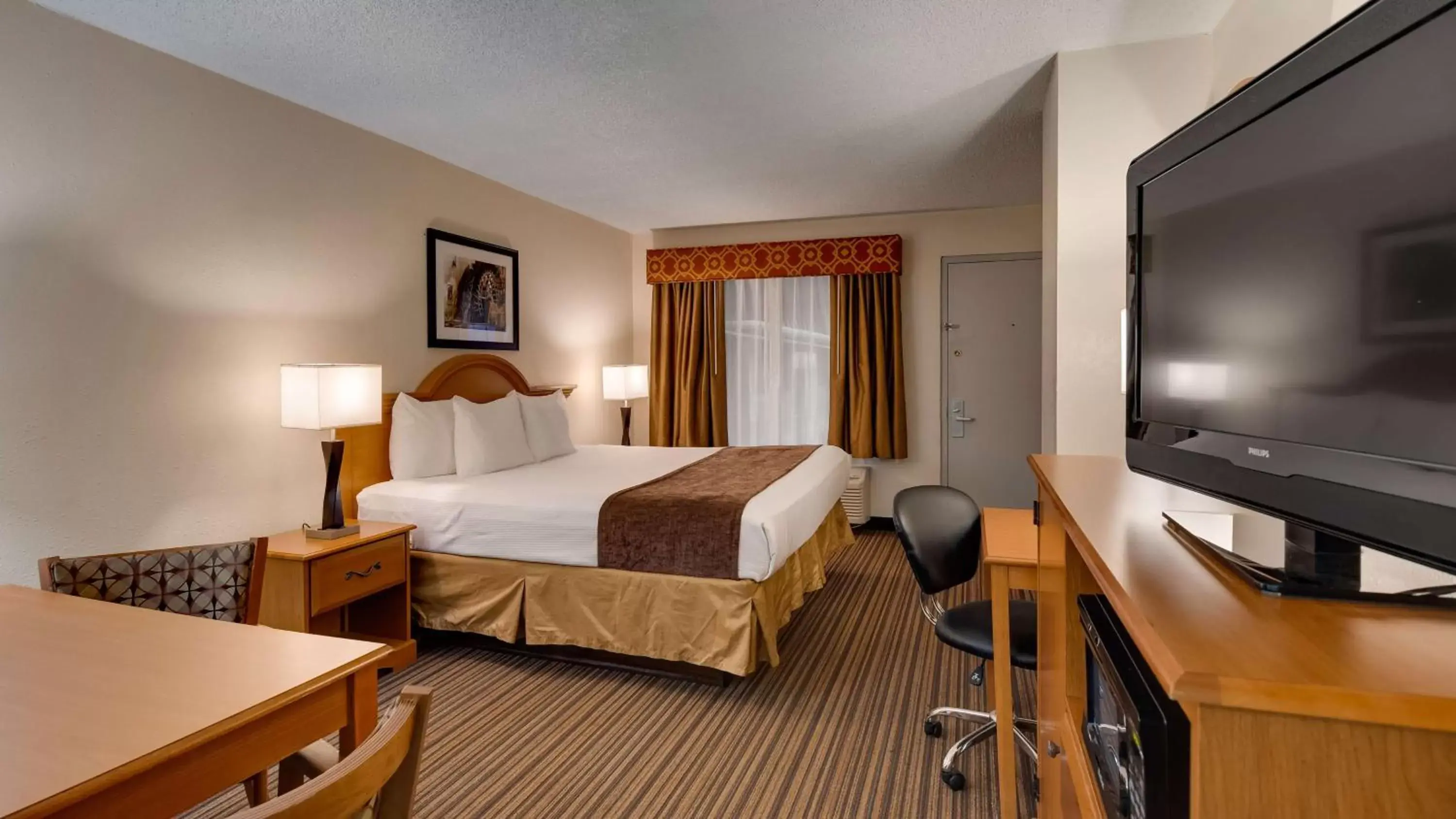 Photo of the whole room, TV/Entertainment Center in Best Western War Bonnet Inn