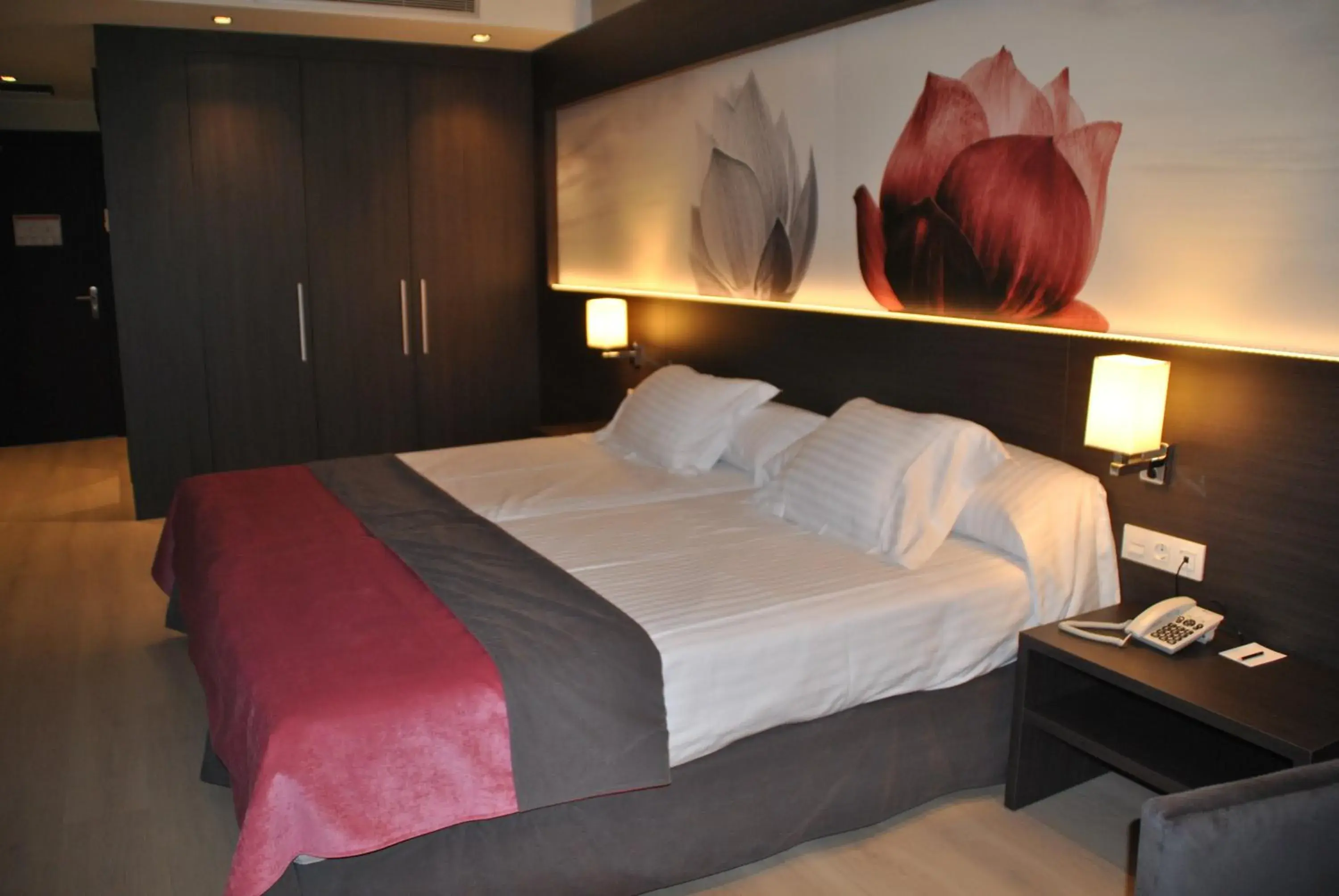 Bedroom, Bed in Brea's Hotel