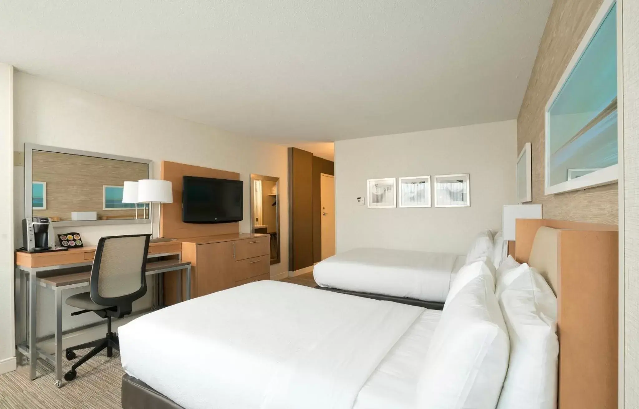 Photo of the whole room, Bed in Holiday Inn Washington-Central/White House, an IHG Hotel
