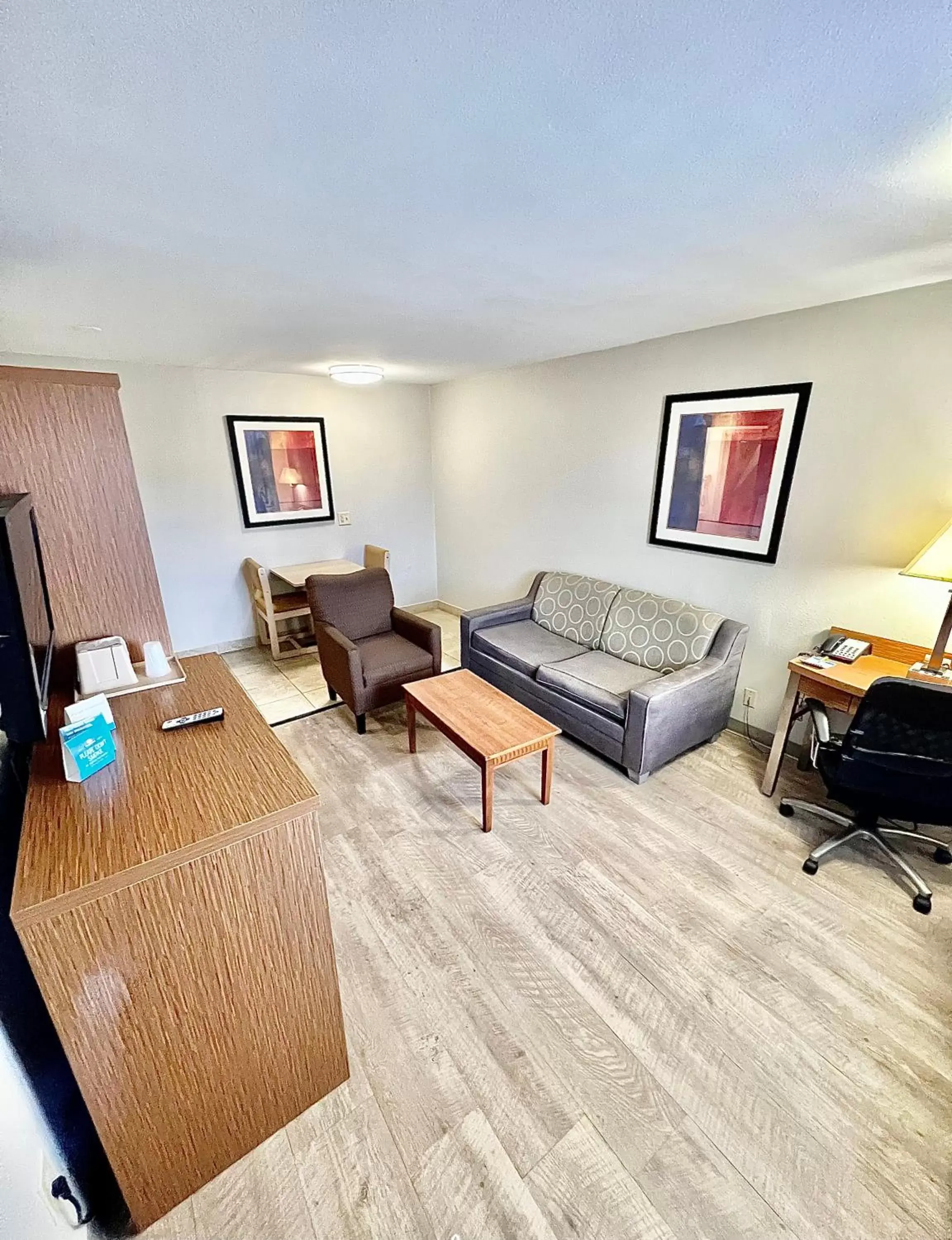 Living room, Seating Area in Days Inn & Suites by Wyndham Arlington Near Six Flags
