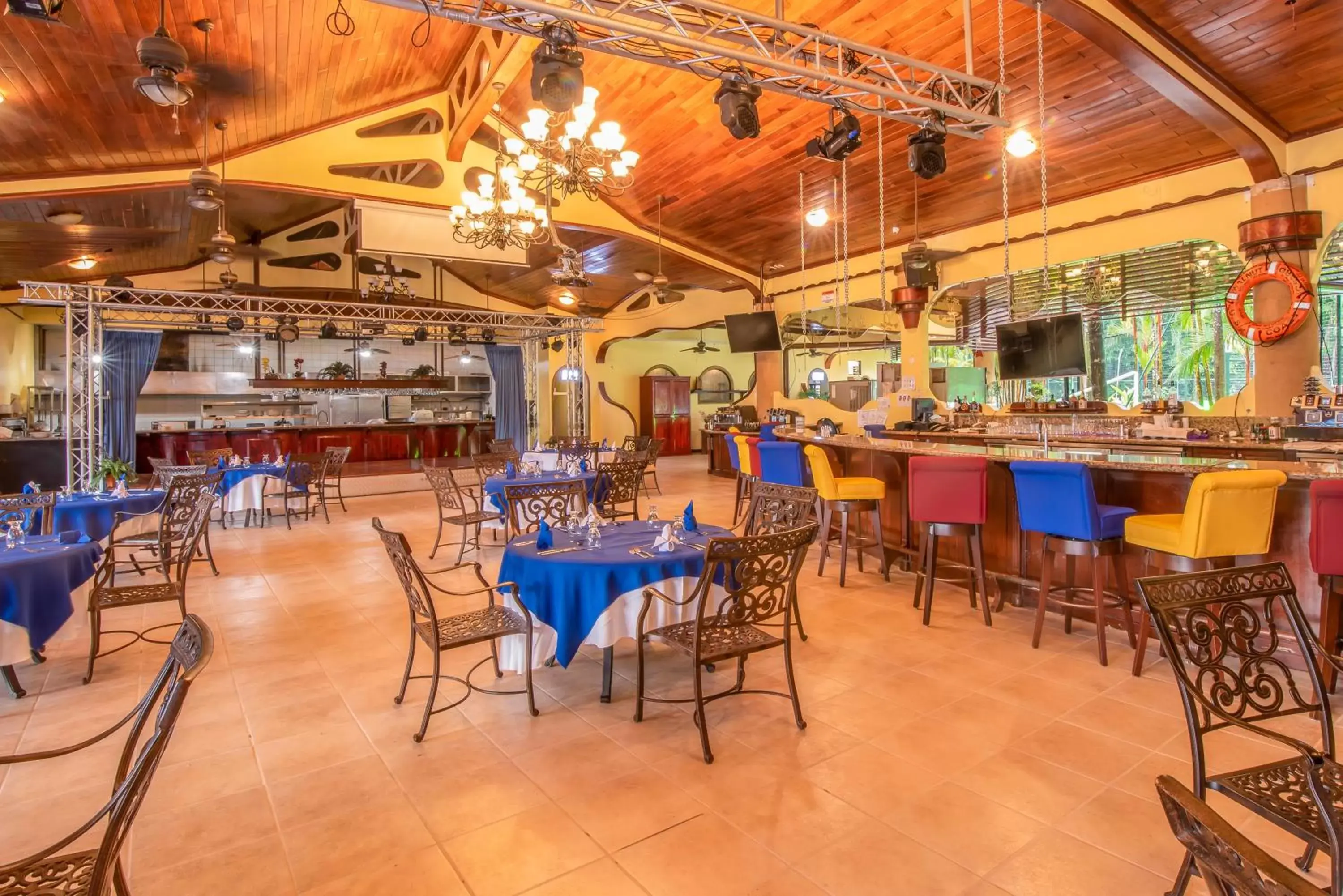 Lounge or bar, Restaurant/Places to Eat in Hotel Casa Roland Golfito Resort