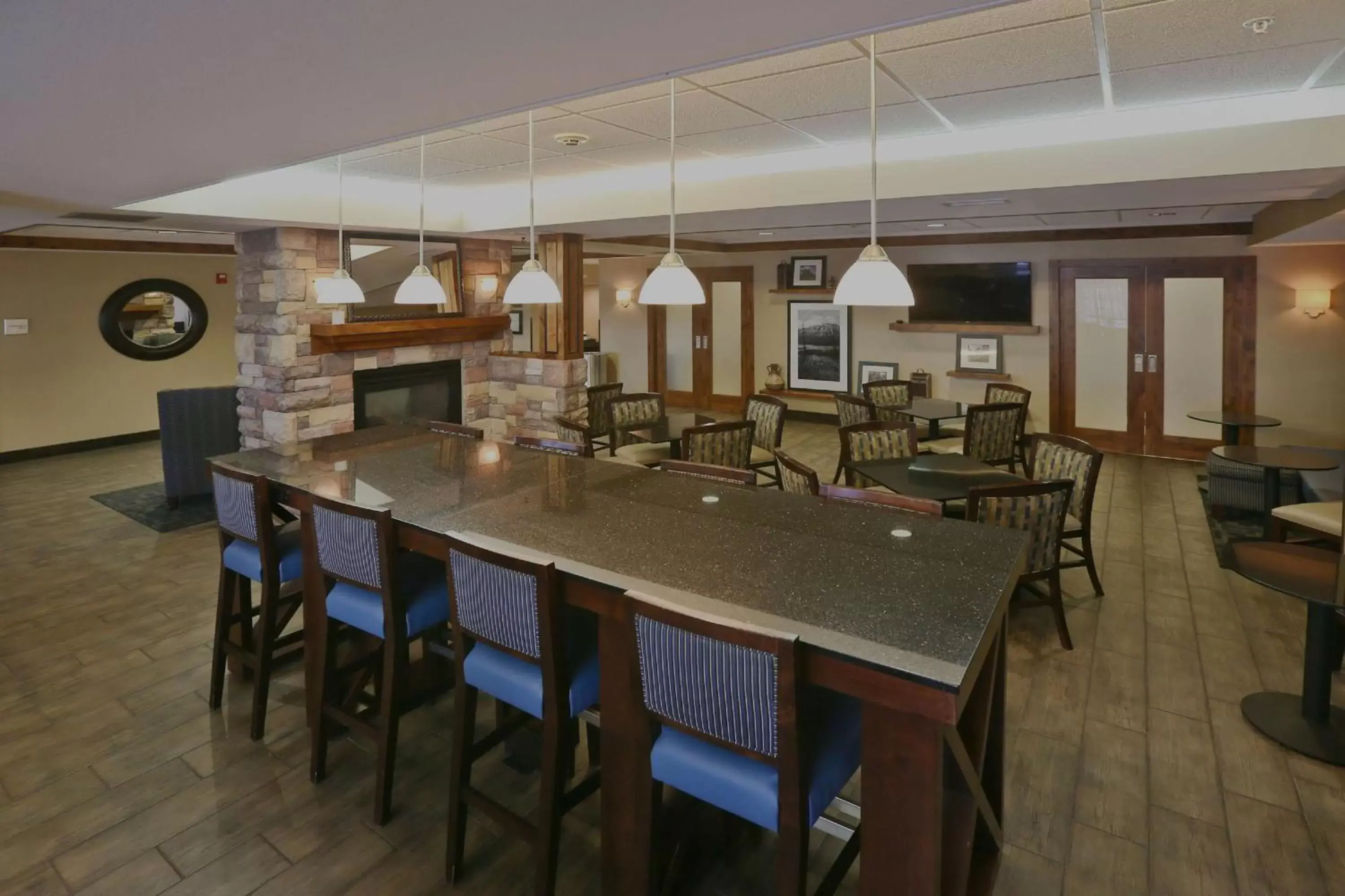 Dining area, Lounge/Bar in Hampton Inn Billings