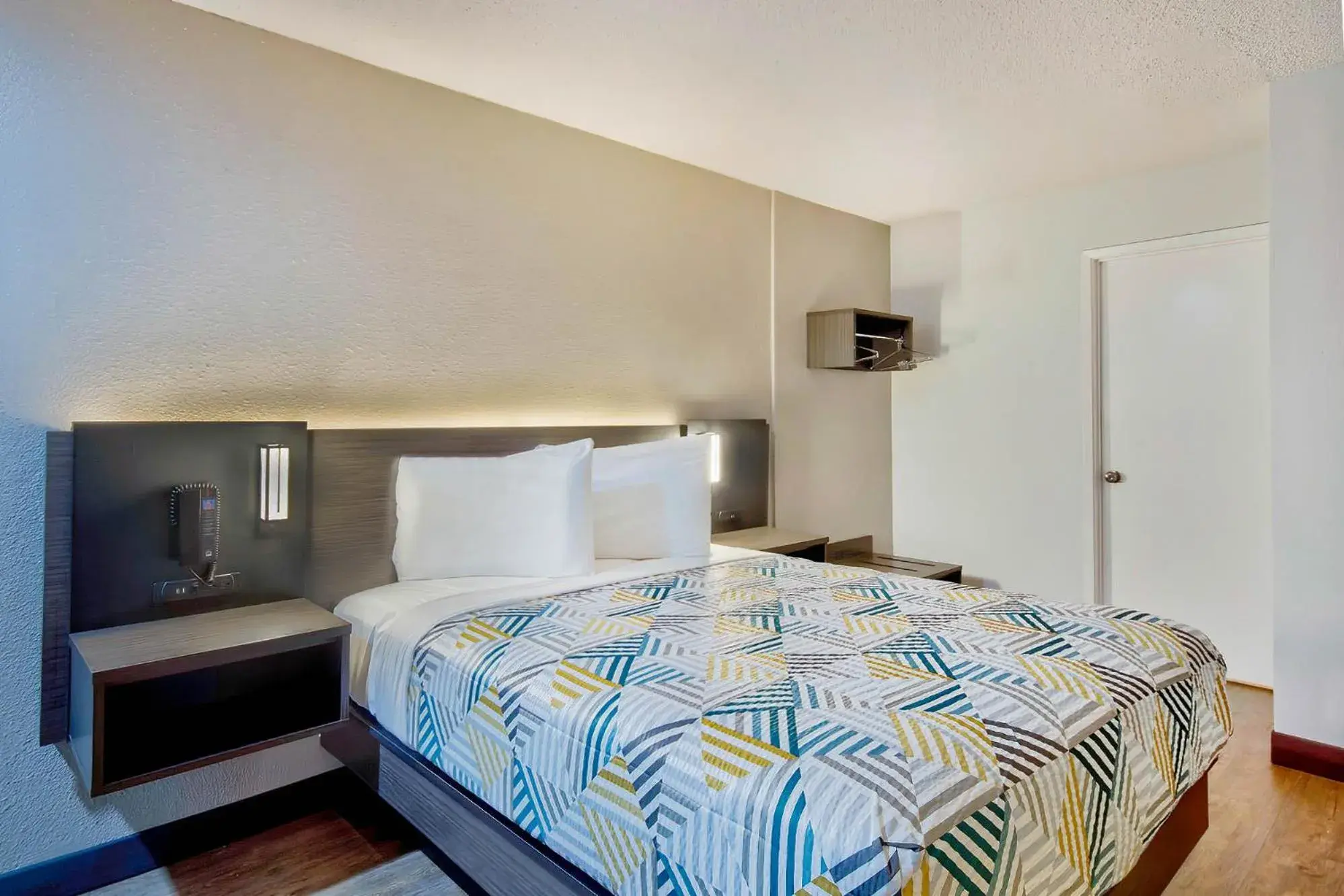 Bed in Motel 6-Vallejo, CA - Six Flags West