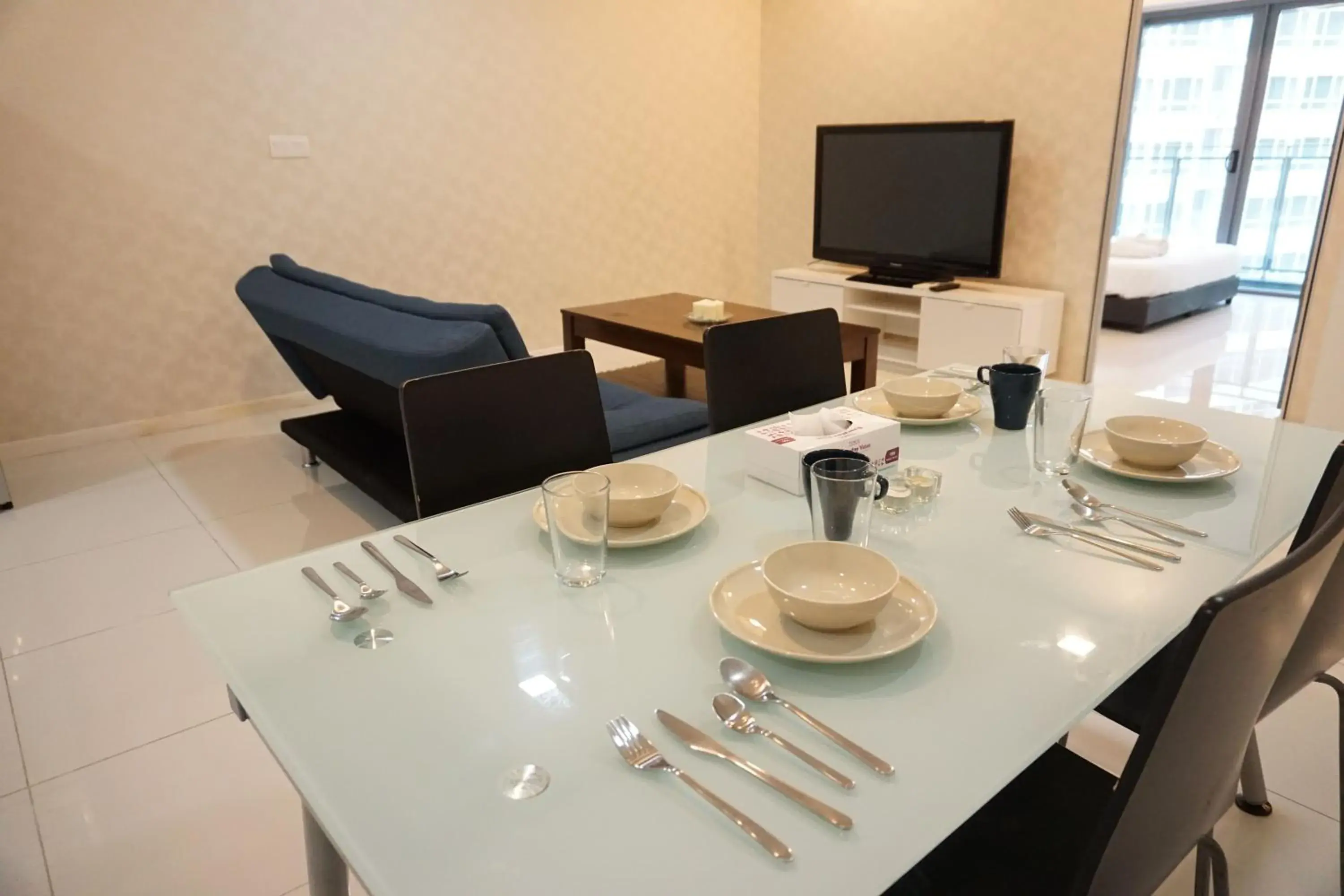 Dining area, Restaurant/Places to Eat in Mercu Summer Suite KLCC @ Penguin Homes
