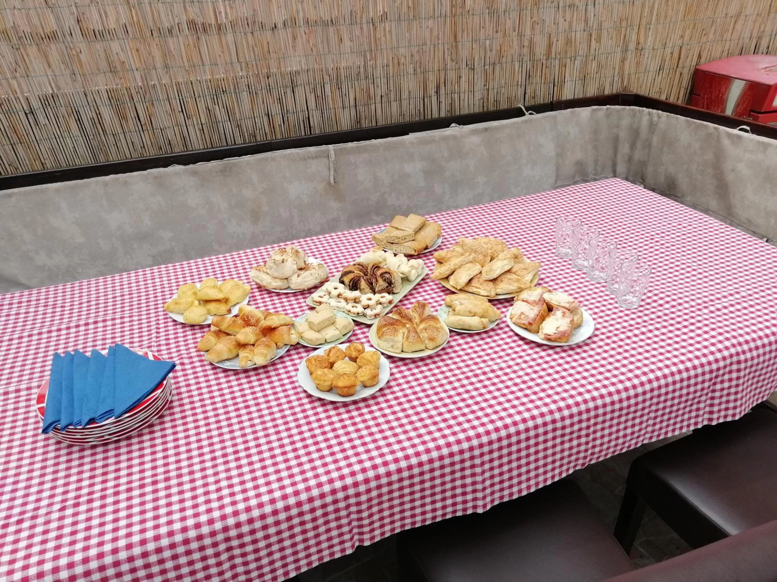 Food and drinks in Guest House GOLDEN COIN