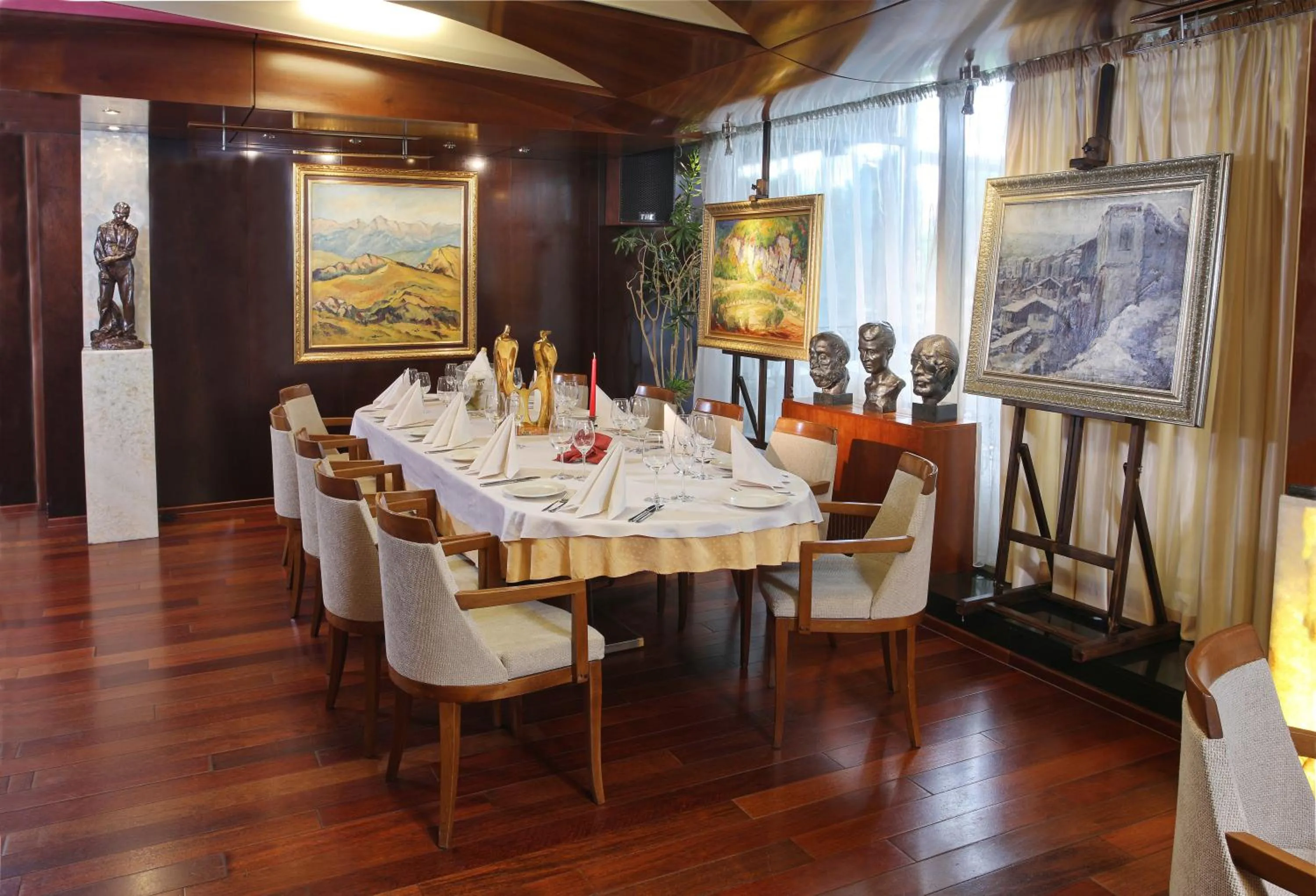 Restaurant/places to eat in Hotel Anel