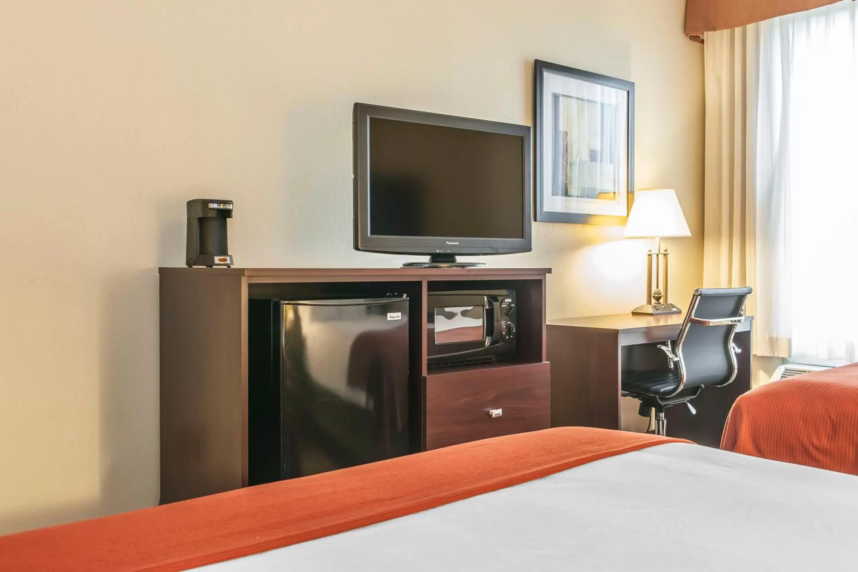 TV/Entertainment Center in Quality Inn Chester I-75