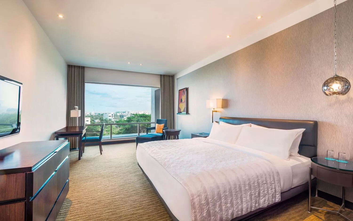 Bedroom, Bed in Le Meridien Nagpur