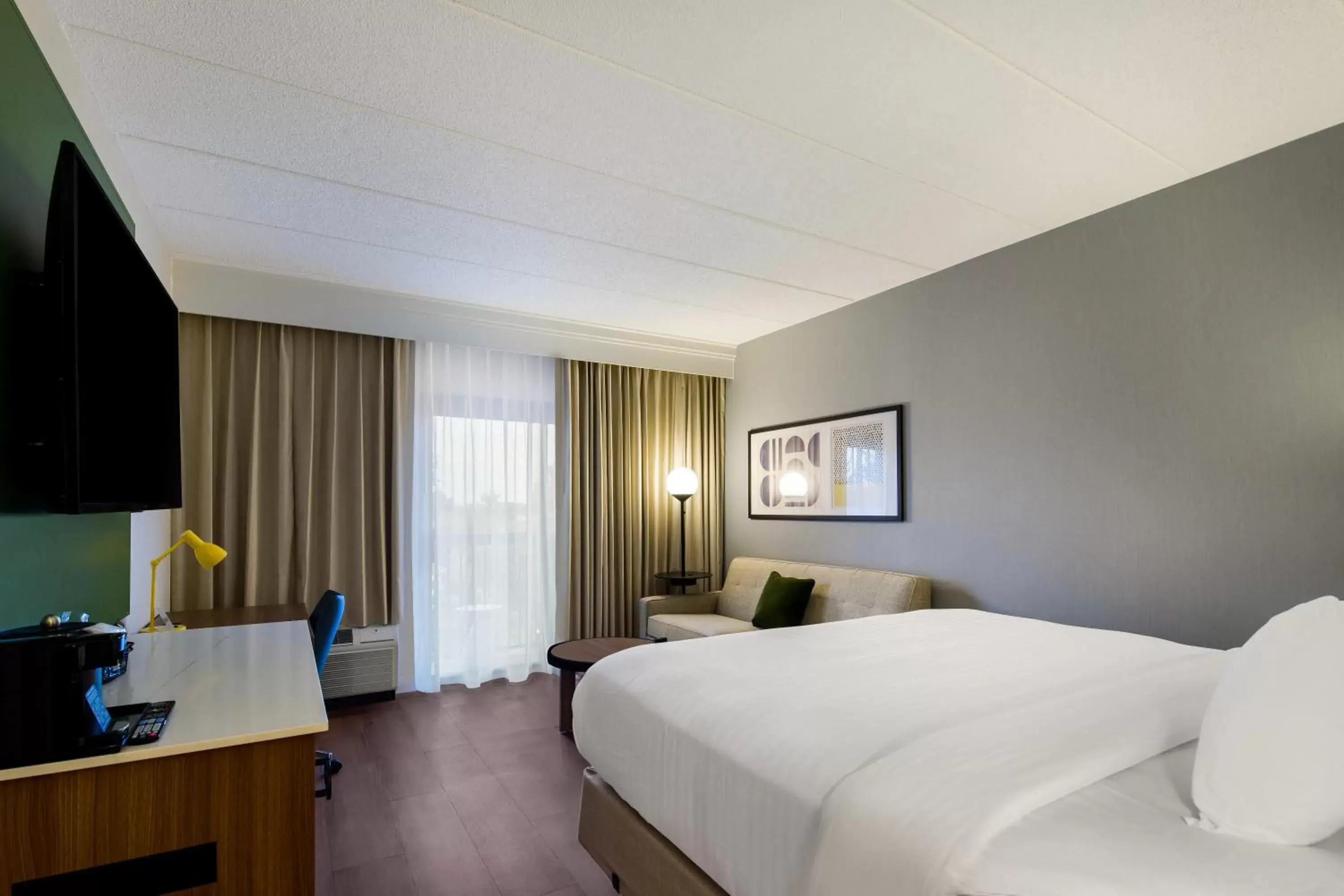 Photo of the whole room, Bed in Sonesta Select Philadelphia Airport